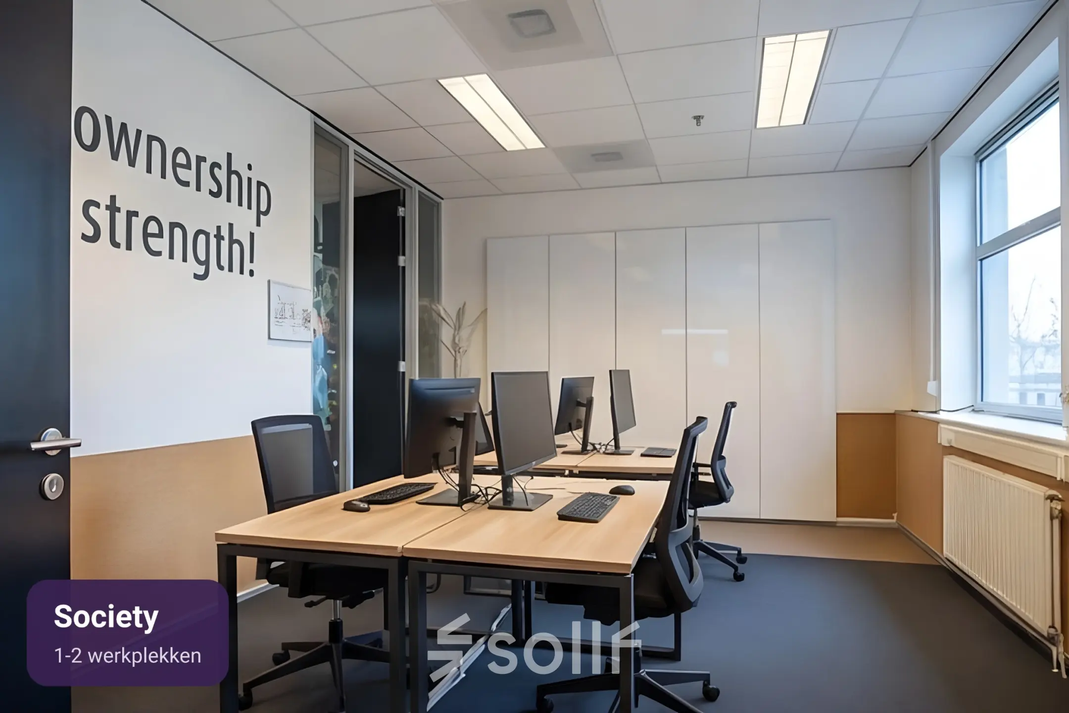 Moderne kantoorruimte met vier werkplekken bij Amersfoort Centraal Station, ideaal om te huren voor kleine teams. Voorzien van strakke bureaus en computers, met natuurlijk lichtinval door grote ramen.