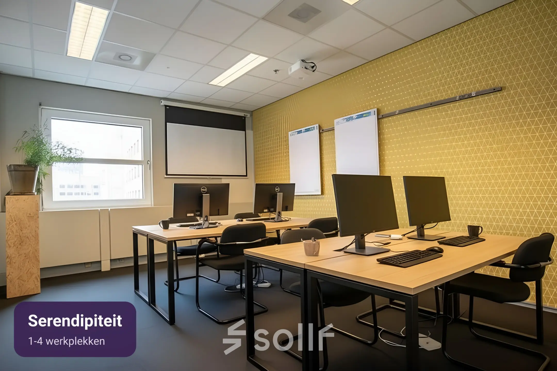 Moderne kantoorruimte te huur op Stationsplein 49, Amersfoort Centraal Station, met vier bureaus, computers en stijlvolle inrichting voor een efficiënte werkomgeving.