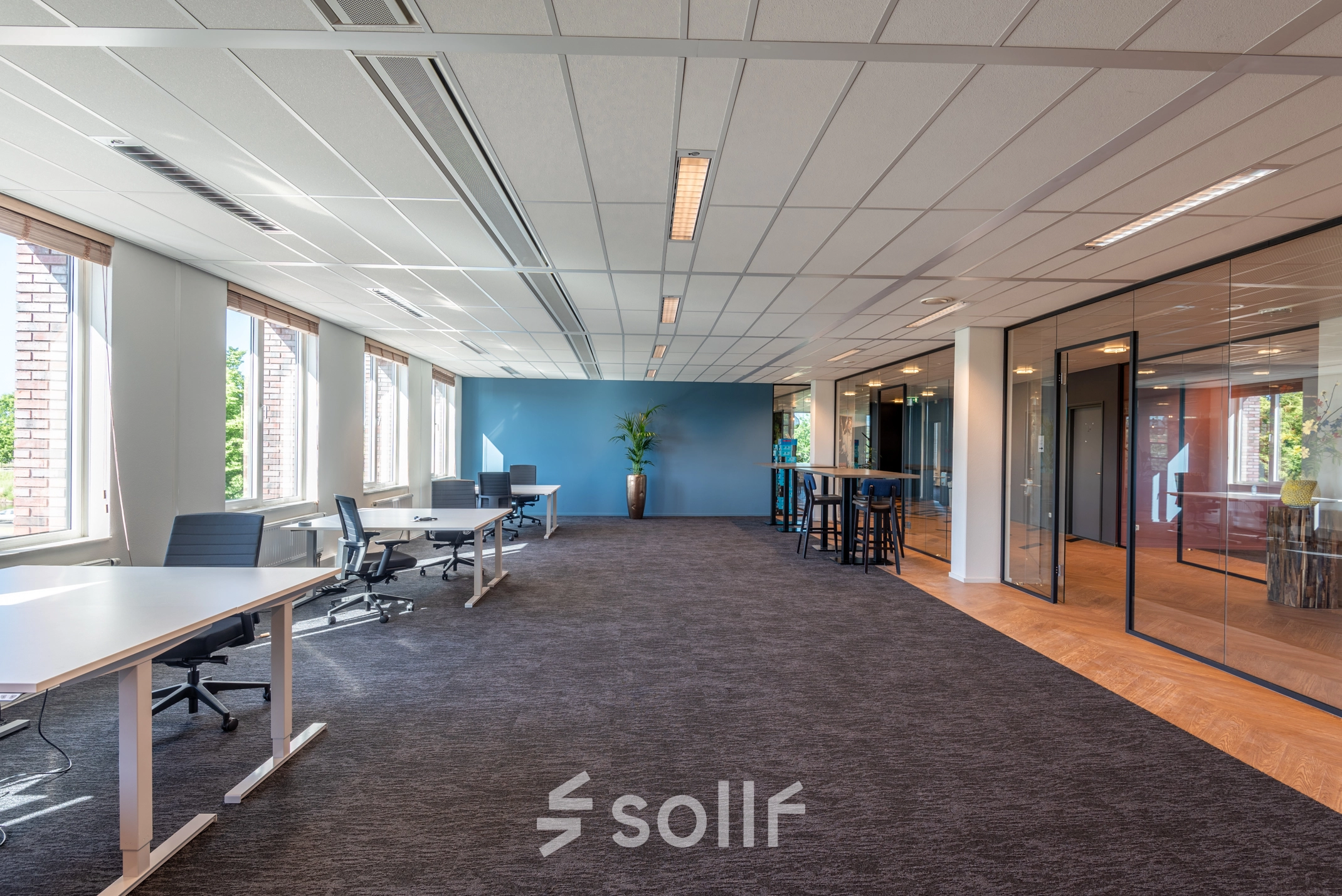 Moderne kantoorruimte met ruime werkplekken en veel natuurlijk licht aan Stadsring 115, Amersfoort Centrum. Grote ramen en een strakke inrichting bieden een inspirerende omgeving voor een productieve werkdag.