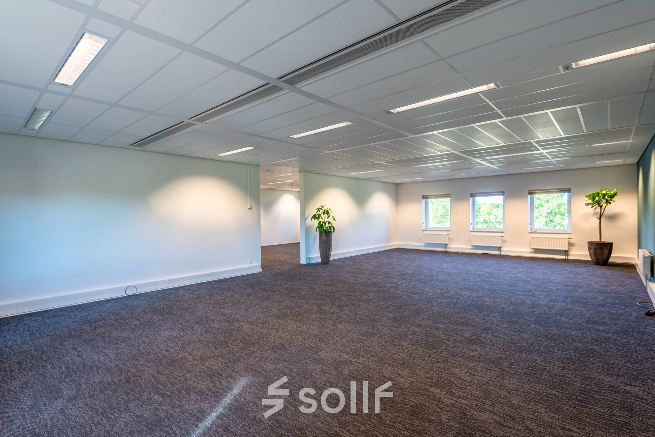 Ruime, lichte kantoorruimte met tapijtvloer en veel natuurlijk licht, ideaal voor huur in Amersfoort. Open indeling biedt veelzijdige mogelijkheden voor kantooractiviteiten. Gelegen op de Stadsring 115 in Amersfoort Centrum.