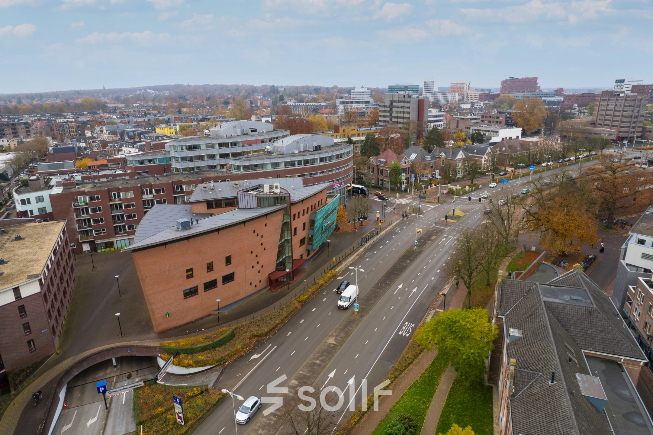 Luchtfoto van Stadsring 115 in Amersfoort Centrum, met zicht op een modern kantoorpand langs een drukke weg, omringd door stedelijke bebouwing en groen. Ideaal gelegen voor wie kantoorruimte wil huren in een dynamische omgeving.