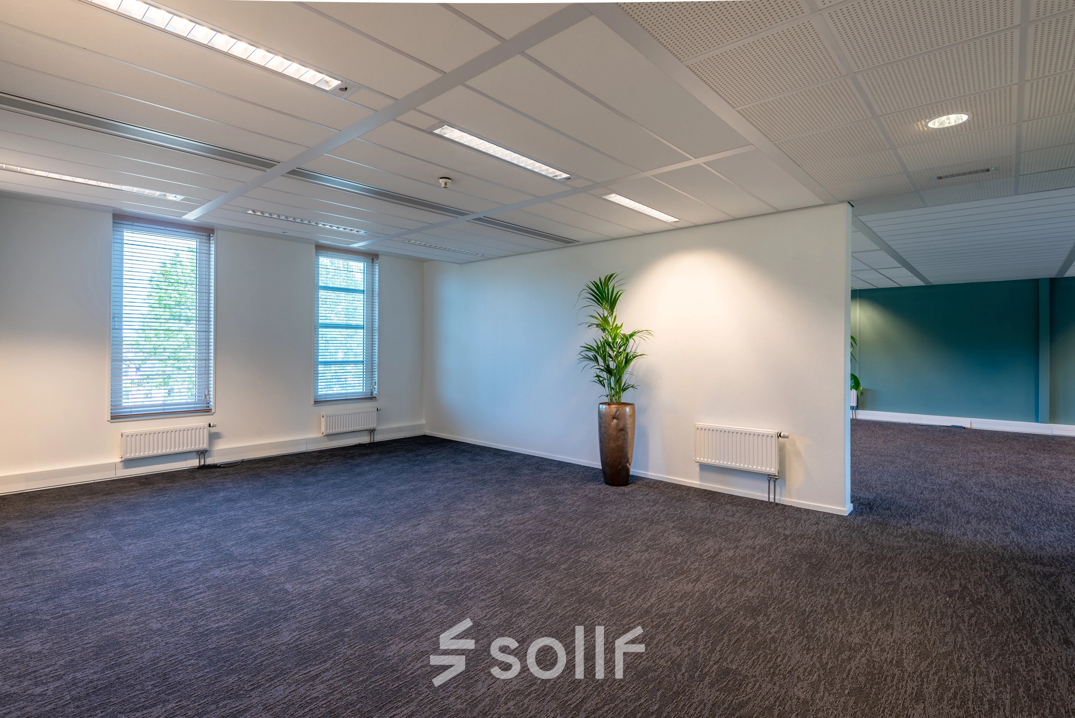 Kantoorruimte te huur op Stadsring 115, Amersfoort Centrum. Ruime en lichte omgeving met grote ramen, ideaal voor een flexibele indeling. Geen meubels aanwezig, geschikt voor creatieve inrichting.