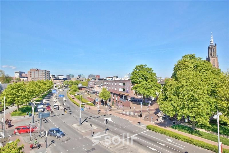 Zonnige straat in Amersfoort Centrum met Stadsring 115 en uitzicht op kruispunt, ideaal voor kantoorruimte huren met nabijheid van voorzieningen en openbaar vervoer.