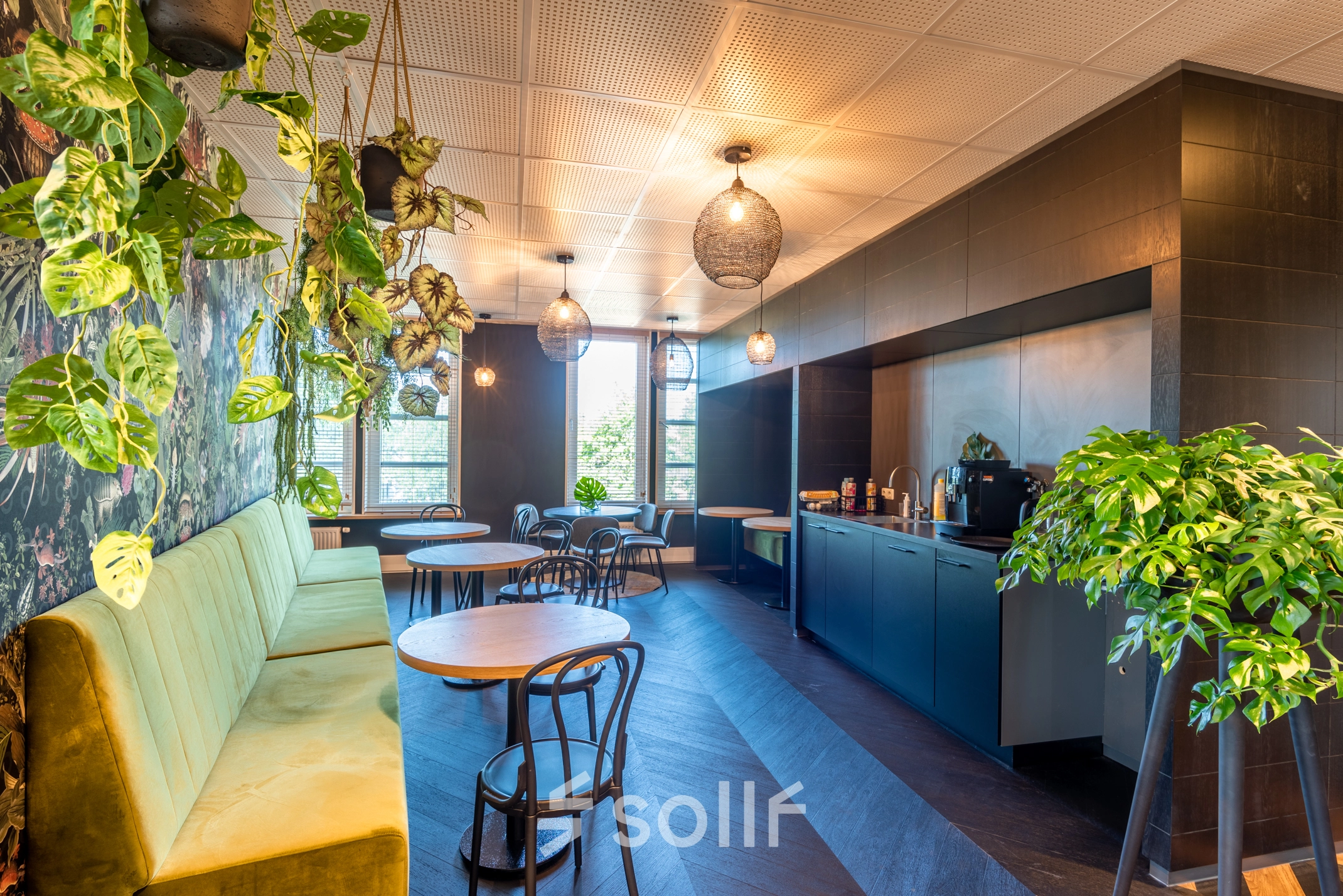 Stijlvolle kantoorruimte huren op Stadsring 115, Amersfoort Centrum, met groen aangeklede zithoek, ronde tafels en veel natuurlijk licht.