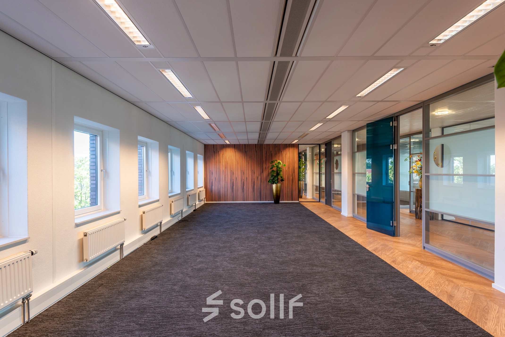 Kantoorruimte huren op Stadsring 115 in Amersfoort Centrum met moderne afwerking, glazen wanden en natuurlijke lichtinval, ideaal voor flexibel werk. Ruime vloeroppervlakte biedt mogelijkheden voor diverse kantooropstellingen. Houten en tapijt combin