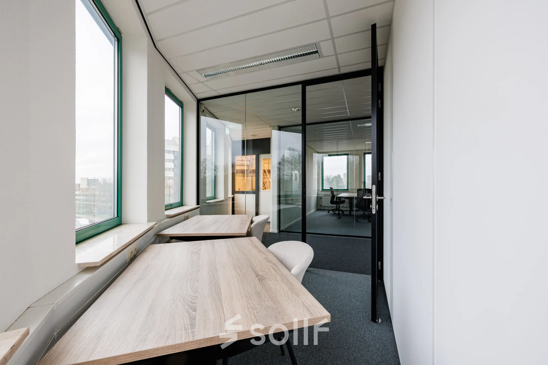 Kantoorruimte huren op Stadsring 201 in Amersfoort Centrum met modern interieur, grote ramen en een lichte sfeer. Ideaal voor professionele werkplekken en samenwerken.