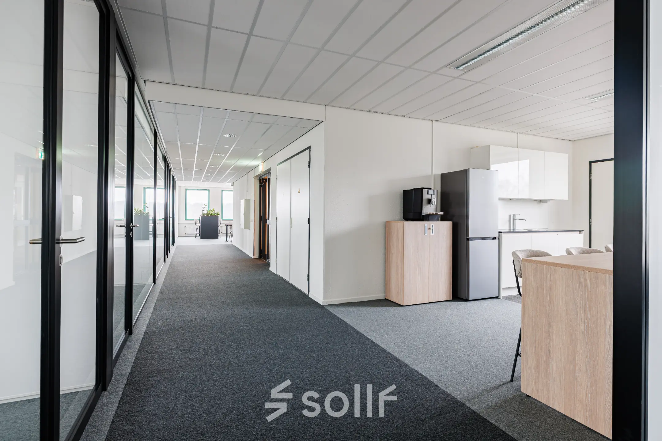 Kantoorruimte huren op Stadsring 201 in Amersfoort Centrum met een moderne gang en glazen wanden. Het kantoorpand heeft een lichte kitchenette. Ideaal voor het huren van diverse kantoren.