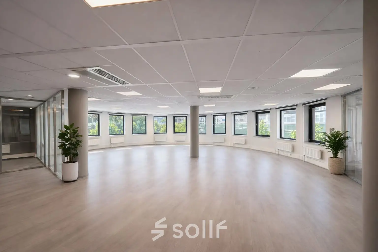 Lichte kantoorruimte aan de Asch van Wijckstraat in Amersfoort Centrum met grote ramen en houten vloer, ideaal om te huren voor kantooractiviteiten.