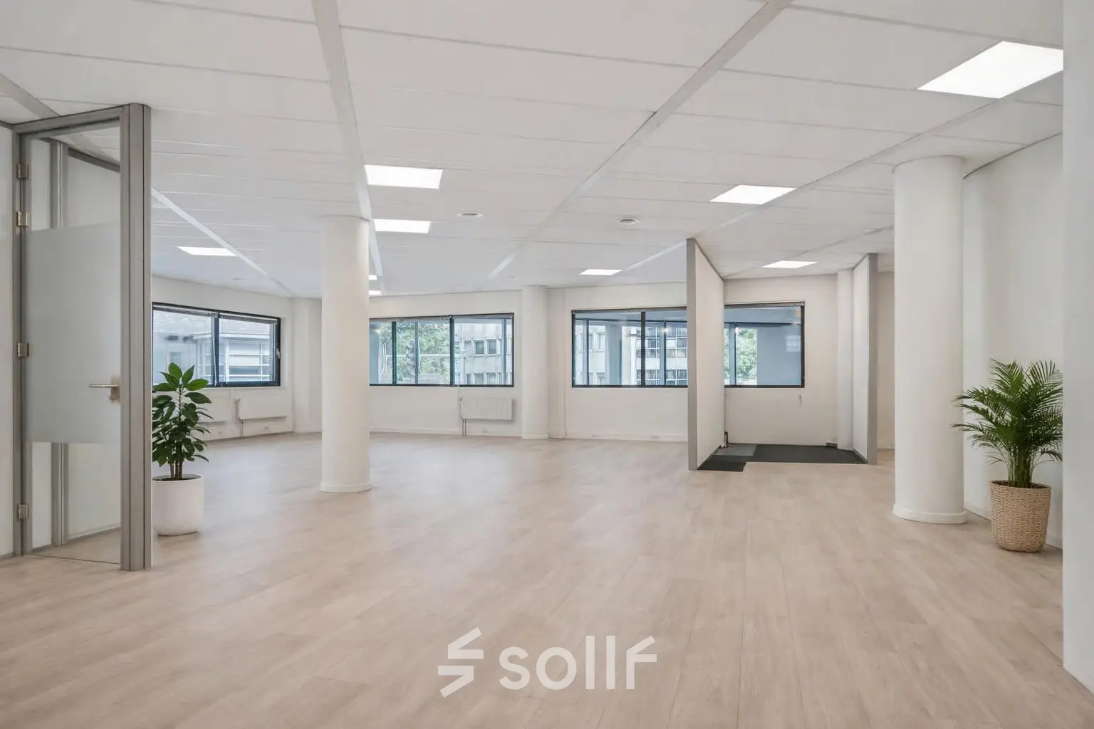 Ruime, lichte kantoorruimte te huur aan de Asch van Wijckstraat 2-4 in Amersfoort Centrum, met grote ramen en neutrale vloer. Uitstekend geschikt voor verschillende zakelijke activiteiten.