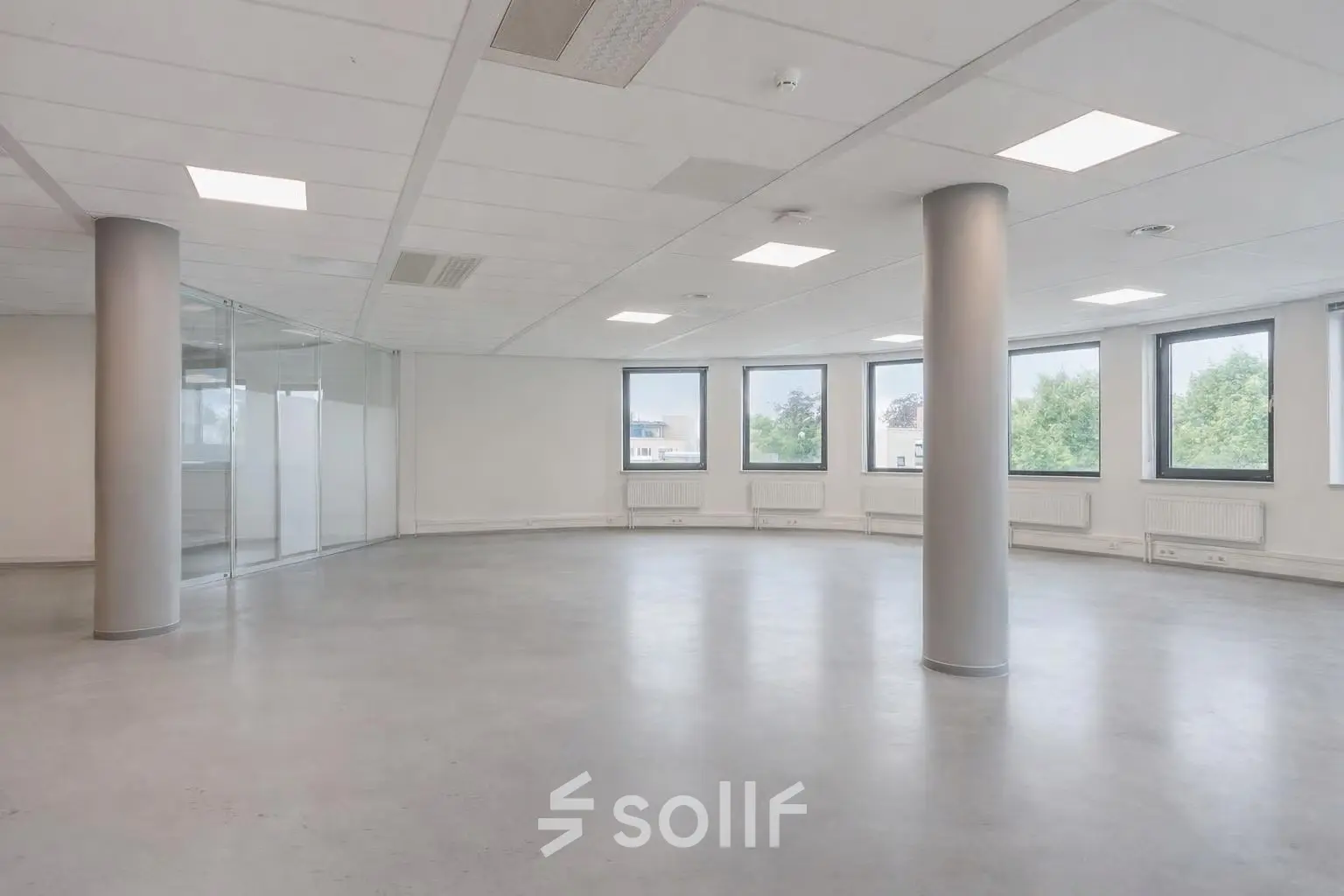 Lichte en ruime kantoorruimte te huur aan Asch van Wijckstraat 2-4, Amersfoort Centrum, met grote ramen en moderne verlichting.