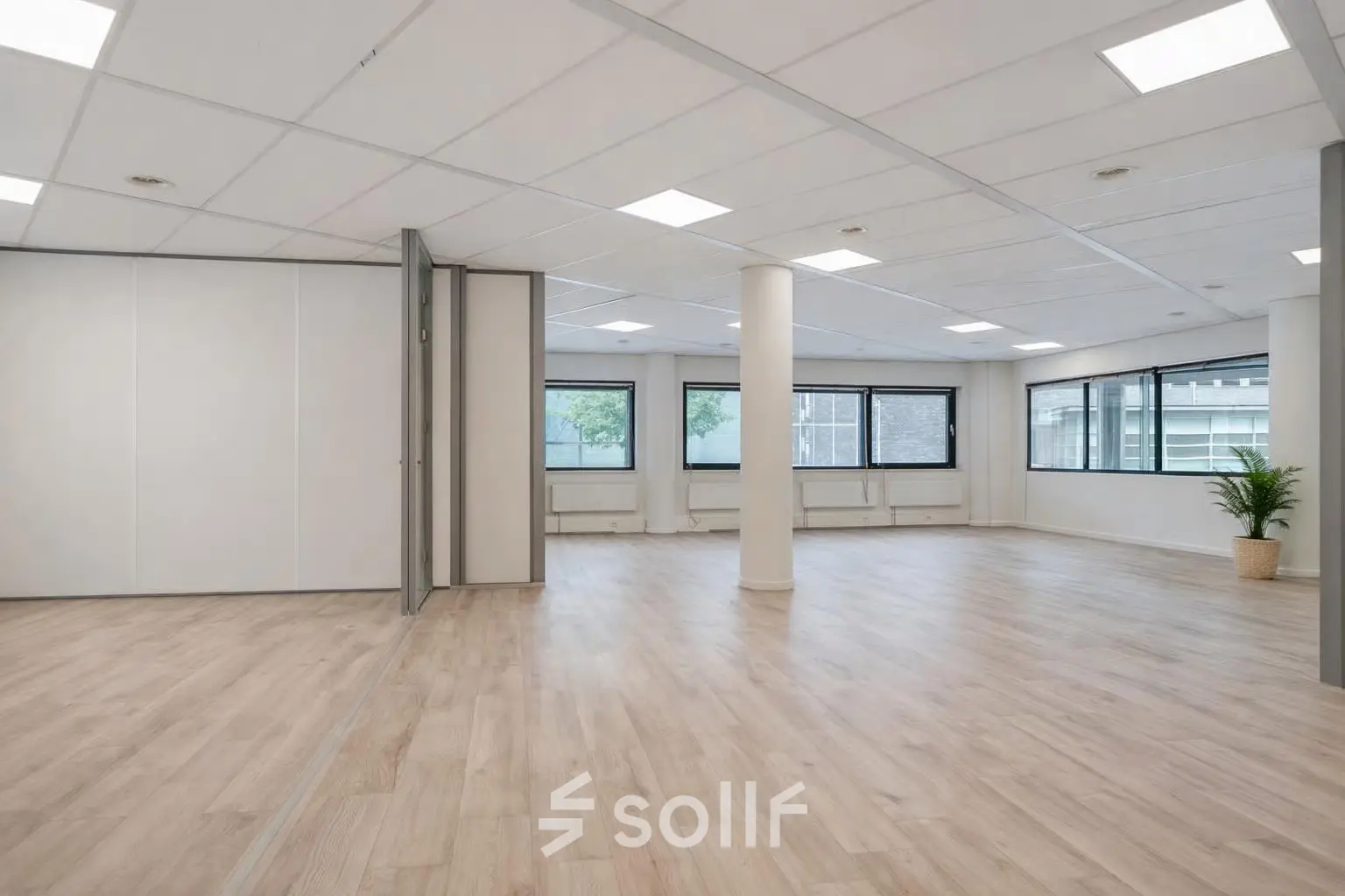 Ruime en lichte kantoorruimte op Asch van Wijckstraat 2-4 in Amersfoort Centrum. Grote ramen zorgen voor veel natuurlijk licht in het kantoorpand. Ideaal voor bedrijven die flexibiliteit en efficiëntie zoeken bij het huren.