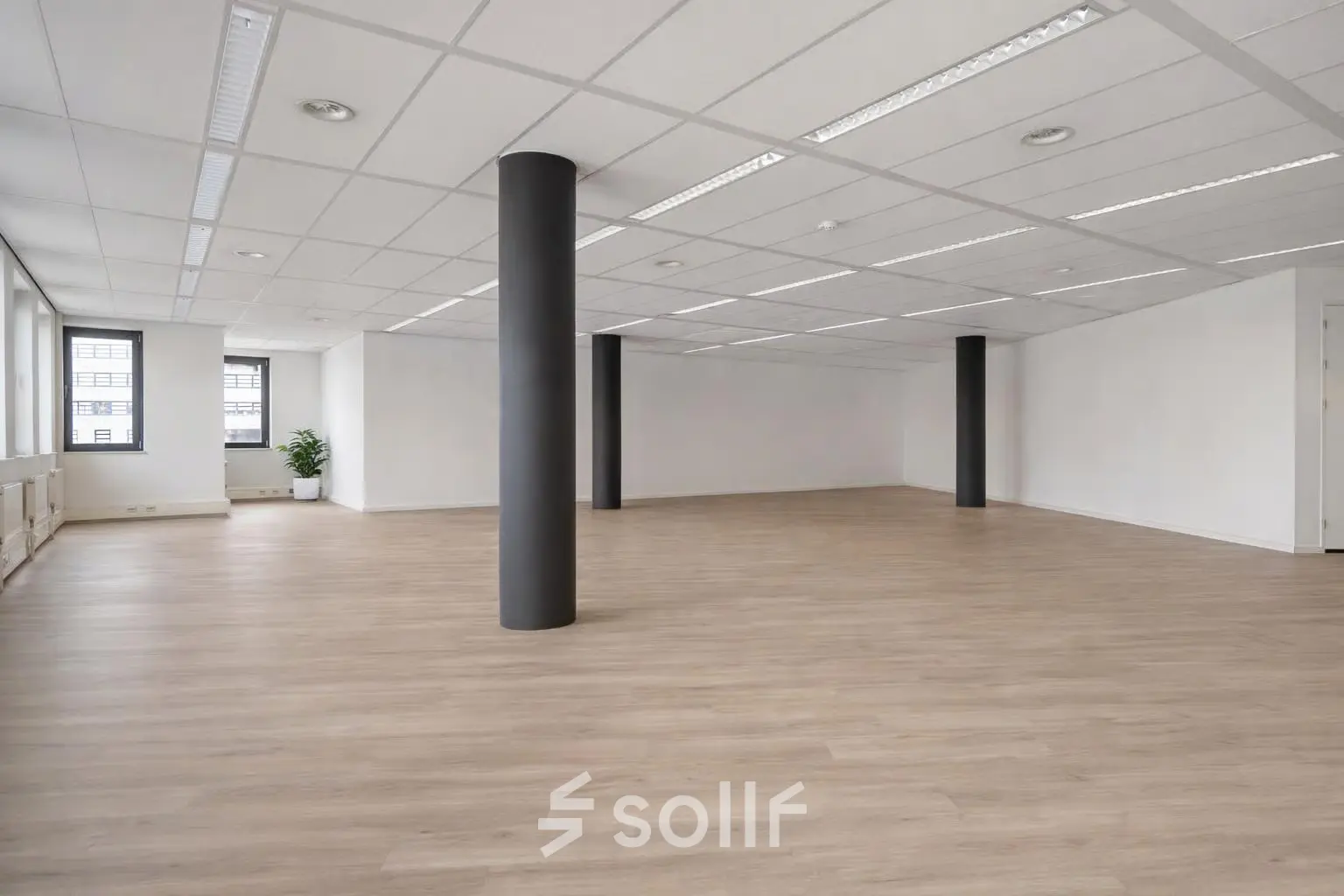 Lichte kantoorruimte op Asch van Wijckstraat 2-4, Amersfoort Centrum, met houten vloeren en witte muren, geschikt voor diverse indelingen. Ideaal voor kantoor, kantoren huren of kantoorpand huur.