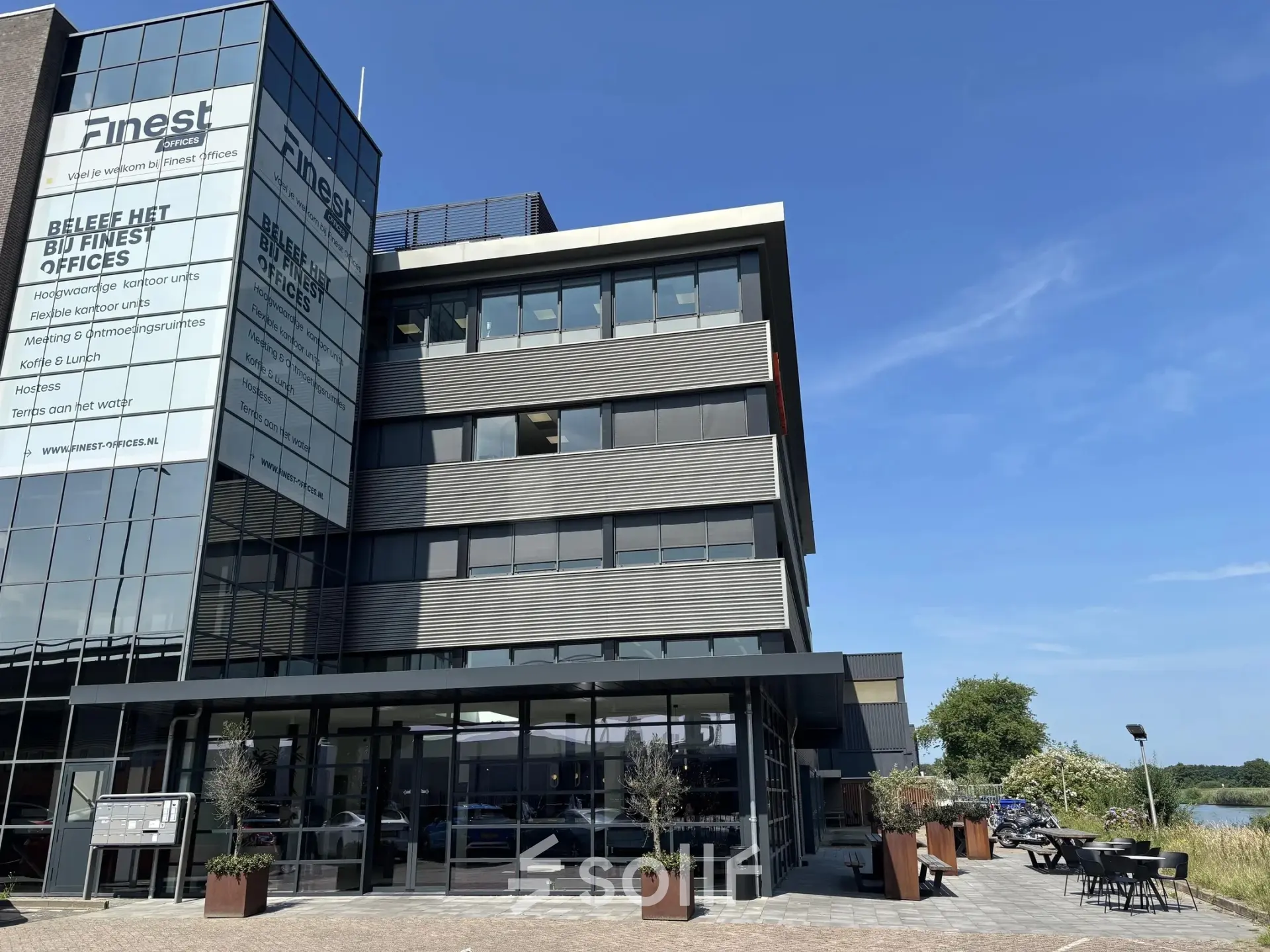 Kantoorpand op Vanadiumweg 11 in Amersfoort Isselt met een moderne uitstraling en grote ramen, ideaal voor kantoorruimte huren.