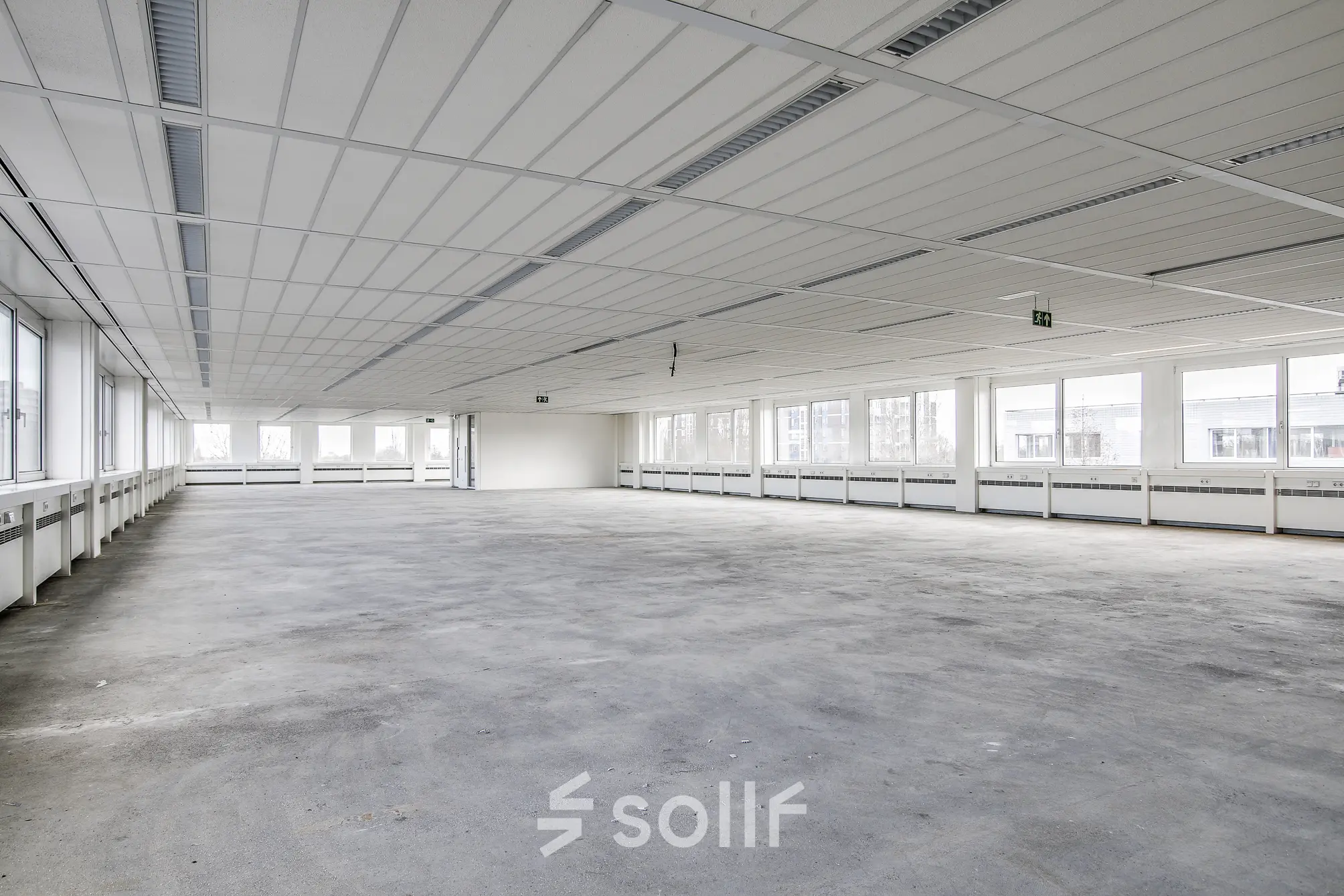 Leeg kantoor in Amstelveen aan De Gondel 1, klaar voor huur. Grote ramen zorgen voor veel natuurlijk licht in dit kantoorpand.