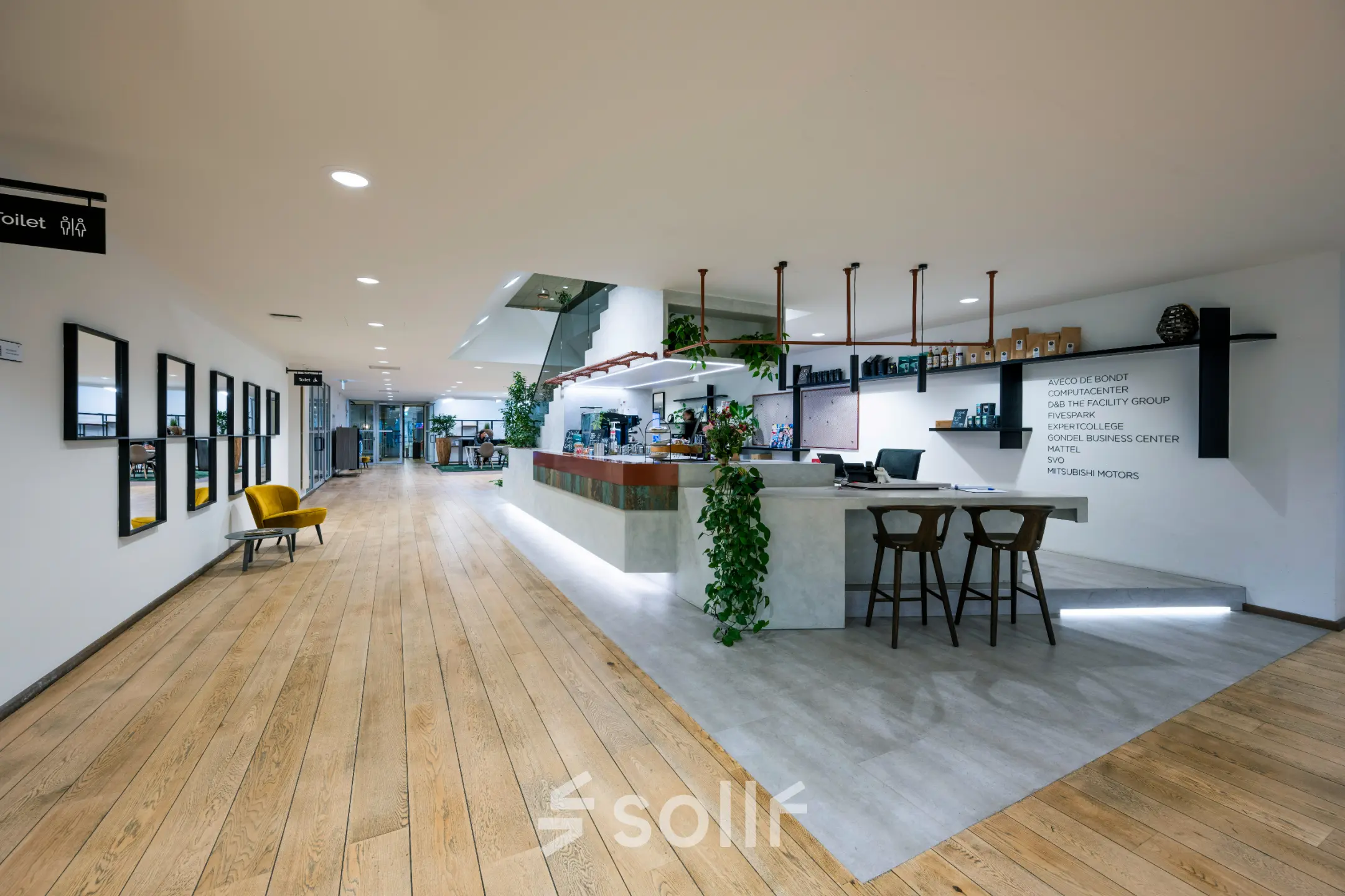 Moderne kantoorruimte te huur op De Gondel 1 in Amstelveen met een stijlvolle receptie, houten vloer en veel groen. Ideaal voor zakelijke doeleinden.