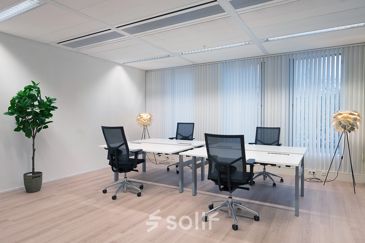 Lichte en goed verlichte kantoorruimte huren aan de Handelsweg 53 in Amstelveen met moderne werkplekken, bureaus en stoelen, geschikt voor zakelijke activiteiten.