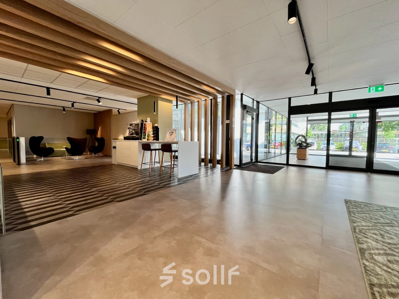 Moderne kantoorpand op Professor E.M. Meijerslaan 1, Amstelveen met ruime, gemeubileerde ontvangstruimte en zitgedeelte. Ideale locatie voor kantoorruimte huren in een zakelijke omgeving.