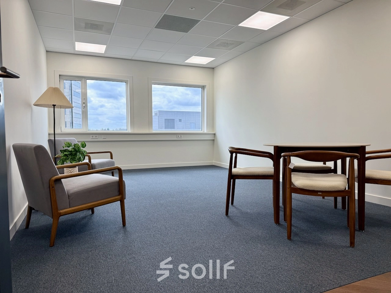 Ruime kantoorruimte aan Professor E.M. Meijerslaan 1, Amstelveen, met vloerbedekking, twee stoelen en een tafel. Geschikt voor kantoor of vergaderingen.