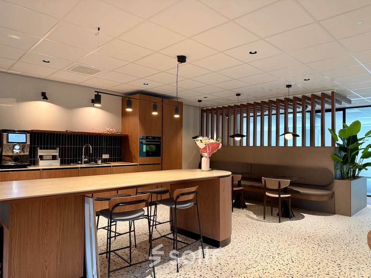 Moderne, gemeubileerde kantoorruimte in Amstelveen, Professor E.M. Meijerslaan 1, met een keuken en zithoek. Ideaal voor wie een kantoorruimte wil huren.