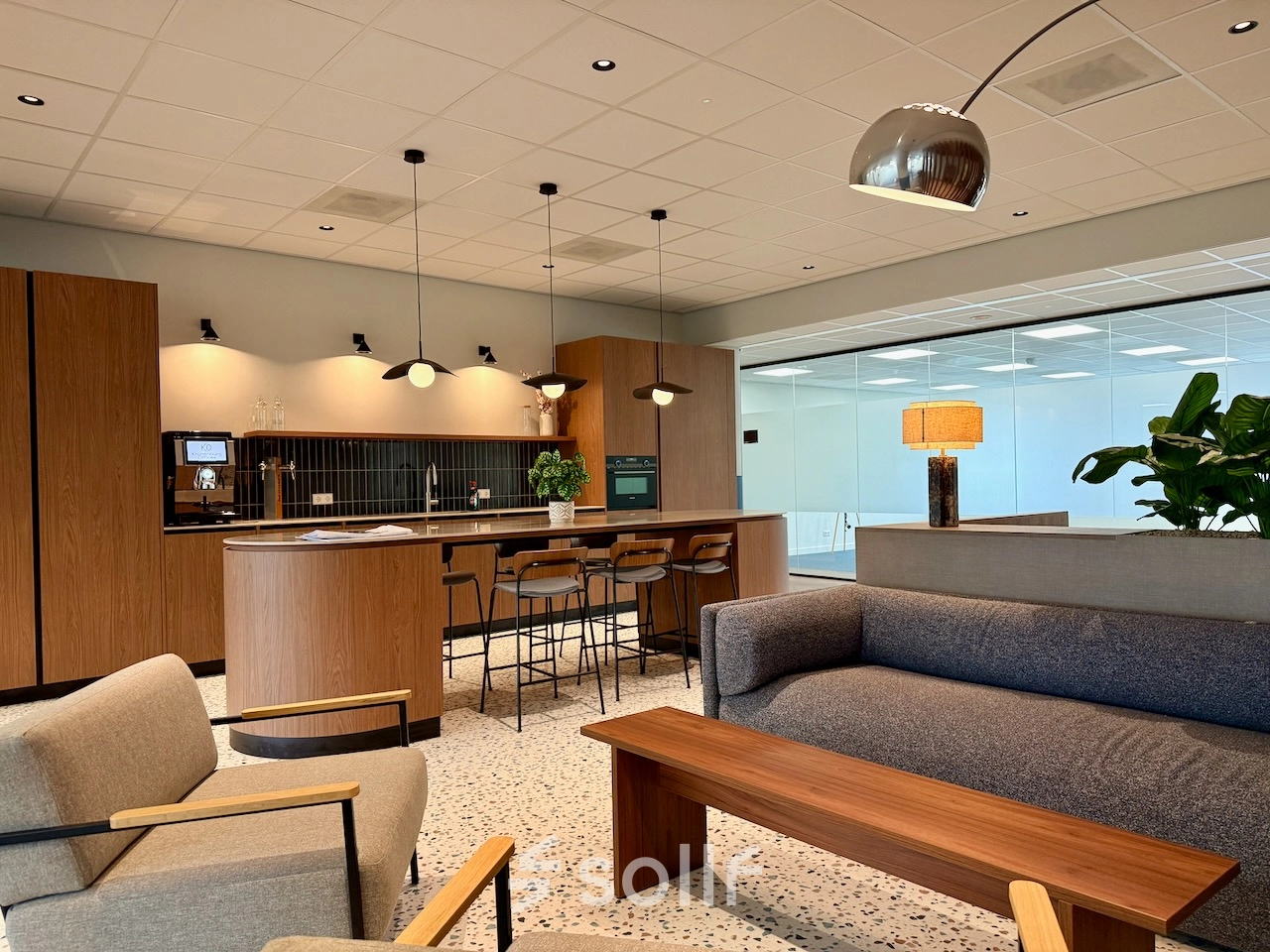 Moderne gemeubileerde kantoorruimte aan de Professor E.M. Meijerslaan 1 in Amstelveen, met een lounge en kitchenette, ideaal voor ontspannen vergaderingen of informele werkbesprekingen.