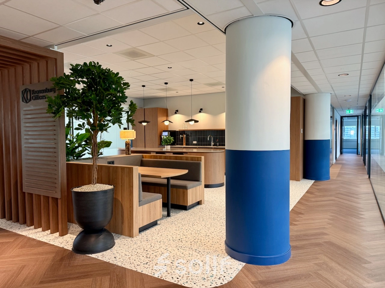Moderne kantoorruimte in Amstelveen, Professor E.M. Meijerslaan 1, met stijlvolle inrichting en houten elementen. Geschikt voor bedrijven die kantoorruimte willen huren. De ruimte lijkt uitnodigend en professioneel.