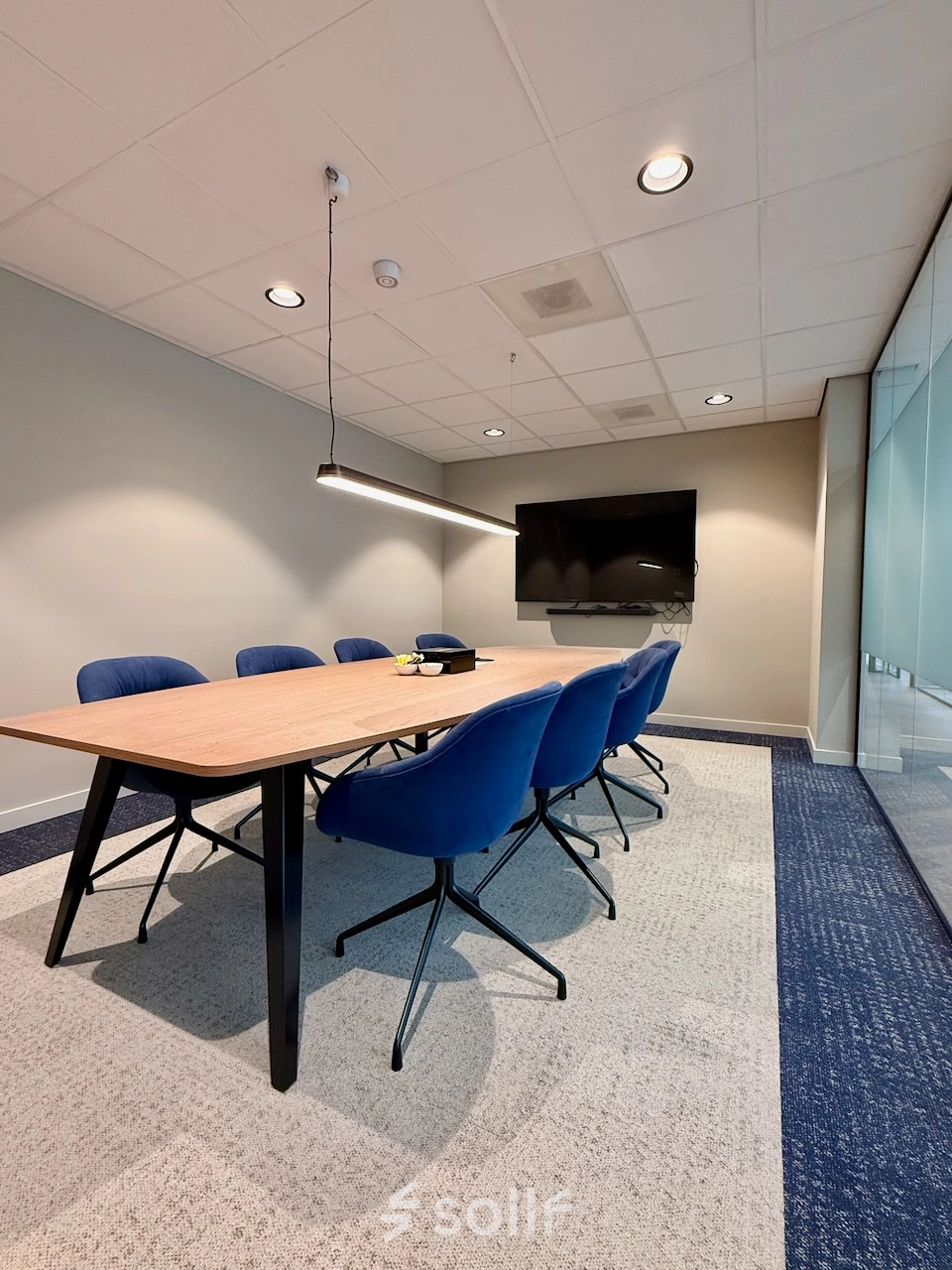 Kantoorpand aan Professor E.M. Meijerslaan 1 in Amstelveen met gemeubileerde vergaderruimte. Glaswand, tafel, stoelen, monitor en verlichting aanwezig voor kantoorruimte huren.