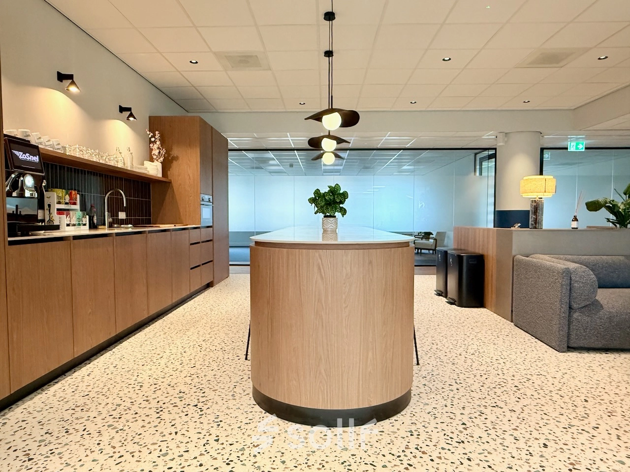 Moderne kantoorruimte te huur op Professor E.M. Meijerslaan 1, Amstelveen, met een nette keuken en houten elementen, geschikt voor werkactiviteiten.