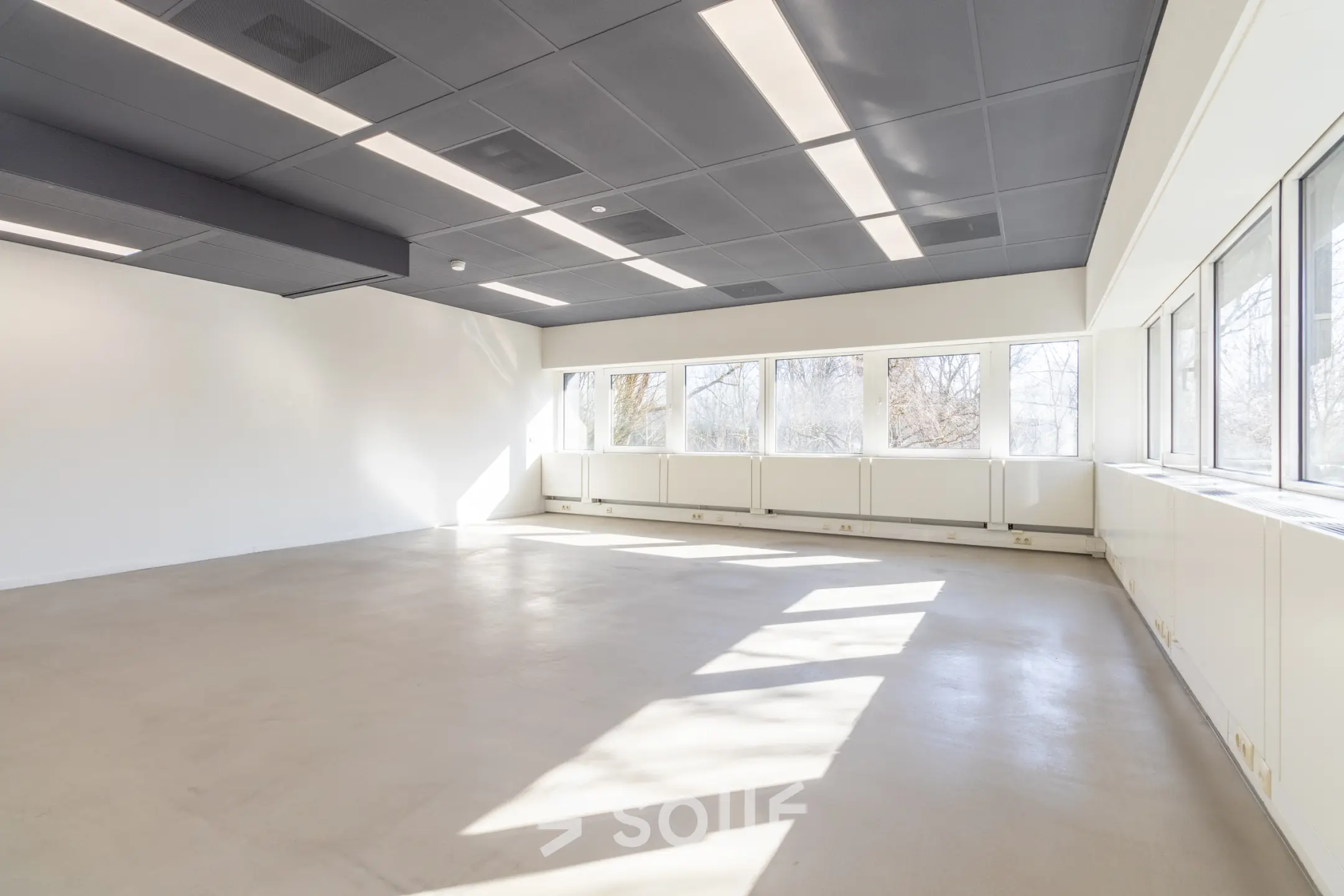 Lichte, open kantoorruimte op Stroombaan 4 in Amstelveen, met grote ramen en een neutraal interieur voor creatief gebruik. Ideaal voor wie kantoren zoekt om flexibel te huren.