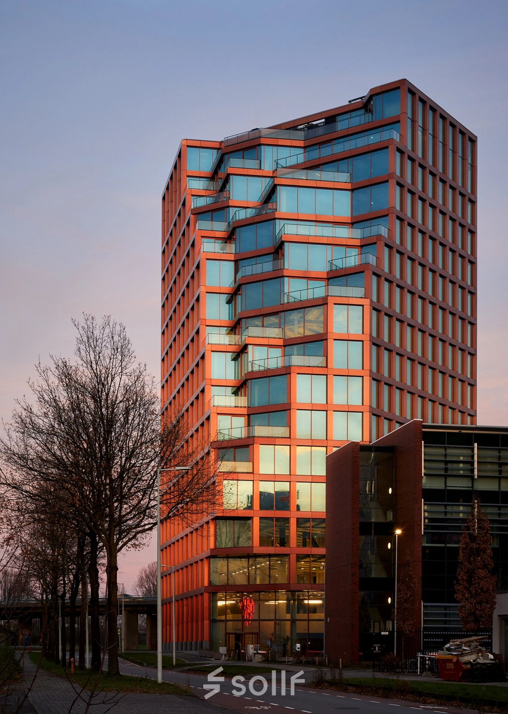 Exterieur van een modern kantoorpand aan de H.J.E. Wenckebachweg 230-258 in Amsterdam Amstel Business Park. Strakke gevel met glas en reflecterende elementen, ideaal voor bedrijven die kantoorruimte willen huren.