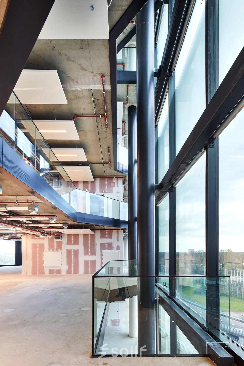 Ruim, modern kantoorpand op H.J.E. Wenckebachweg 230-258 in Amsterdam Amstel Business Park met grote ramen en industriële afwerking. Ideaal voor bedrijven die kantoorruimte willen huren in een inspirerende omgeving.
