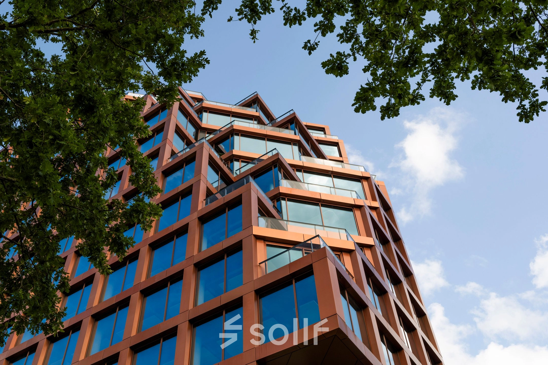 Modern kantoorpand aan H.J.E. Wenckebachweg 230-258, Amsterdam in Amstel Business Park, geschikt om kantoorruimte te huren. Het gebouw heeft een opvallend ontwerp met veel glas.