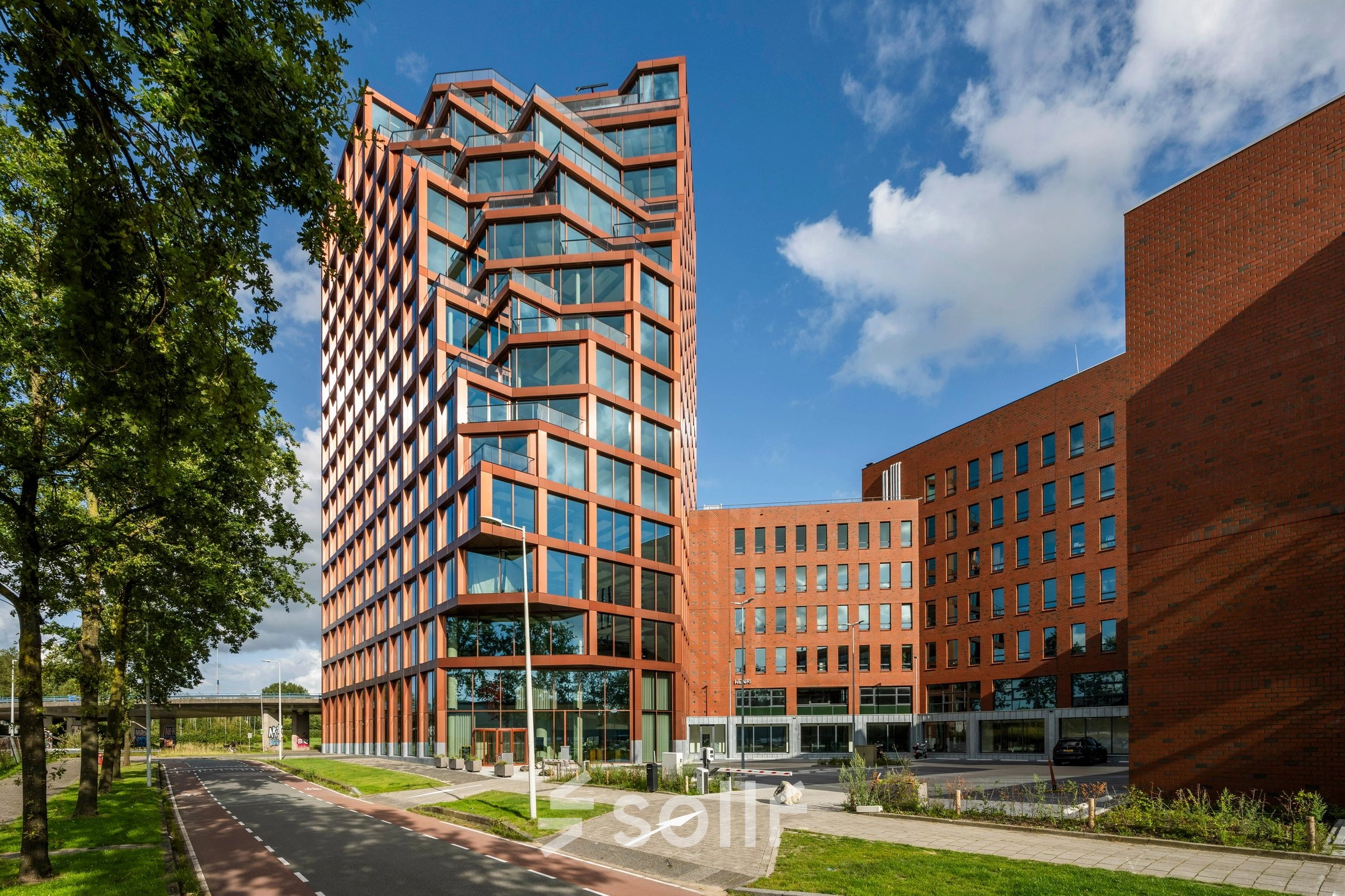 Kantoorgebouw gelegen aan H.J.E. Wenckebachweg 230-258 in Amsterdam Amstel Business Park, met moderne architectuur en glazen gevels, ideaal voor bedrijven die kantoorruimte willen huren.