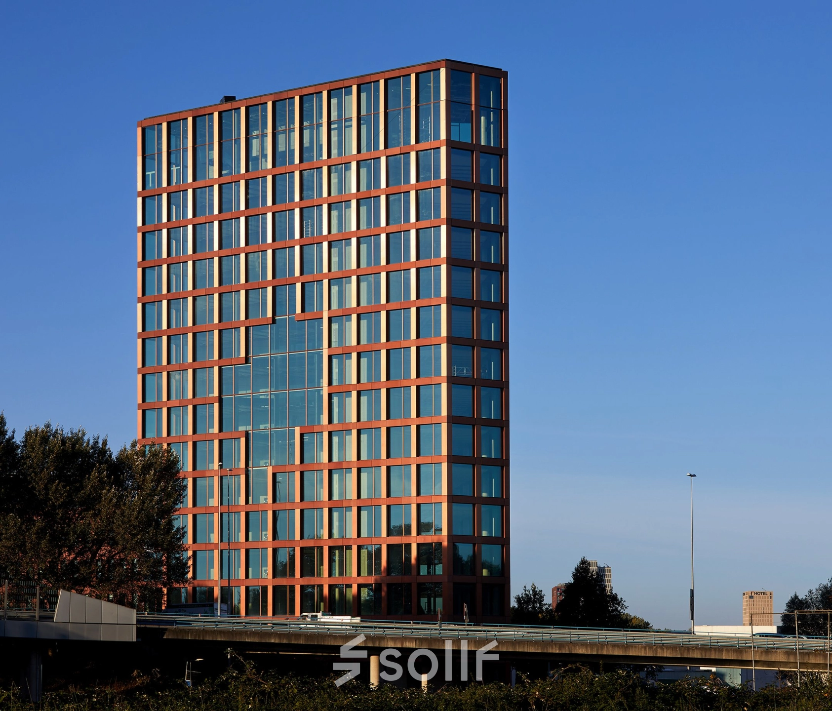 Kantoorpand op H.J.E. Wenckebachweg 230-258 in Amsterdam Amstel Business Park. Modern glas gebouw perfect voor een kantoorruimte huren.