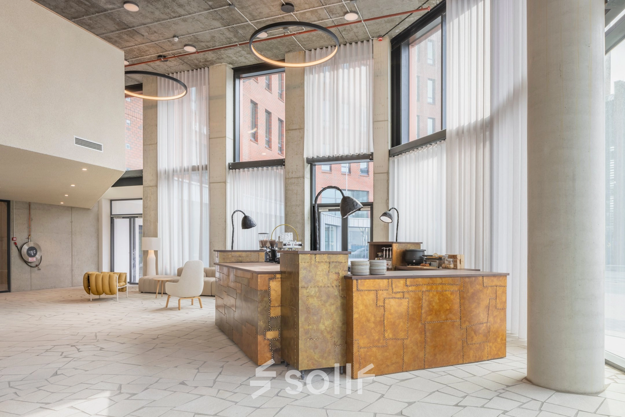 Modern ingerichte ruimte met grote ramen in kantoorpand aan de H.J.E. Wenckebachweg 230-258, Amsterdam Amstel Business Park. Geschikt voor kantoorruimte huren met een lichte ambiance en industriële elementen.