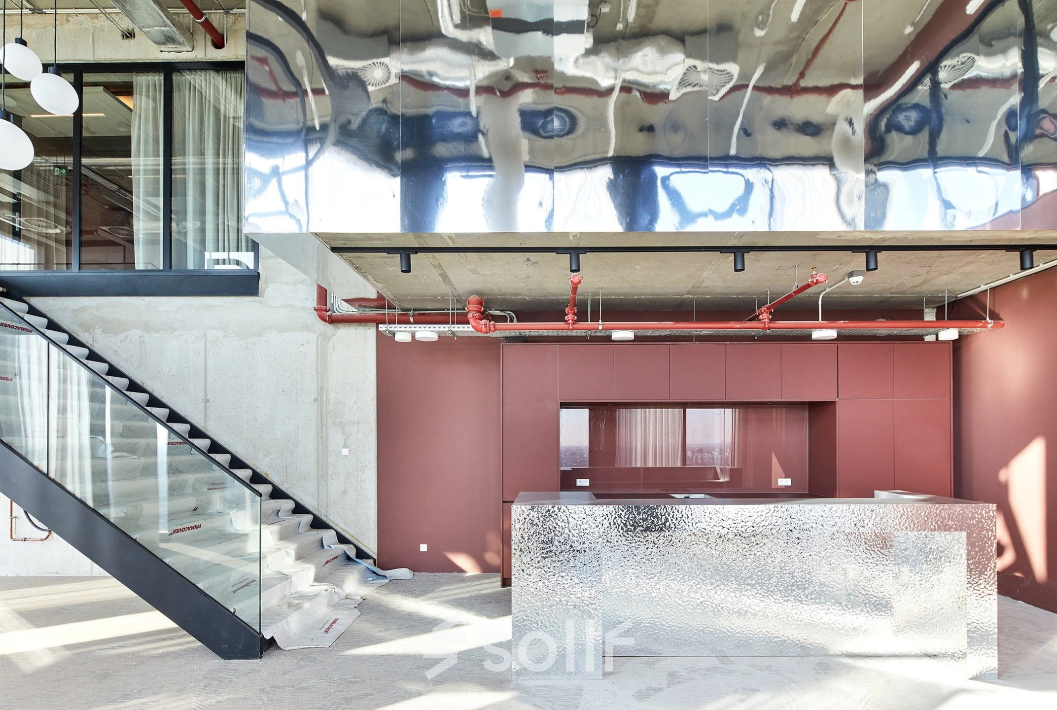 Modern kantoorpand in Amsterdam Amstel Business Park met strakke afwerking, glazen trap en unieke metalen receptie. Ideaal voor bedrijven die kantoorruimte willen huren in een dynamische omgeving.