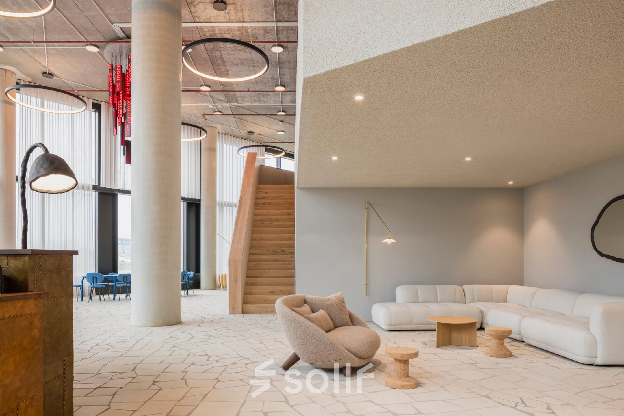 Moderne, stijlvolle kantoorruimte huren in een kantoorpand aan de H.J.E. Wenckebachweg 230-258, Amsterdam Amstel Business Park met houten trap, designmeubels en grote ramen voor veel natuurlijk licht.