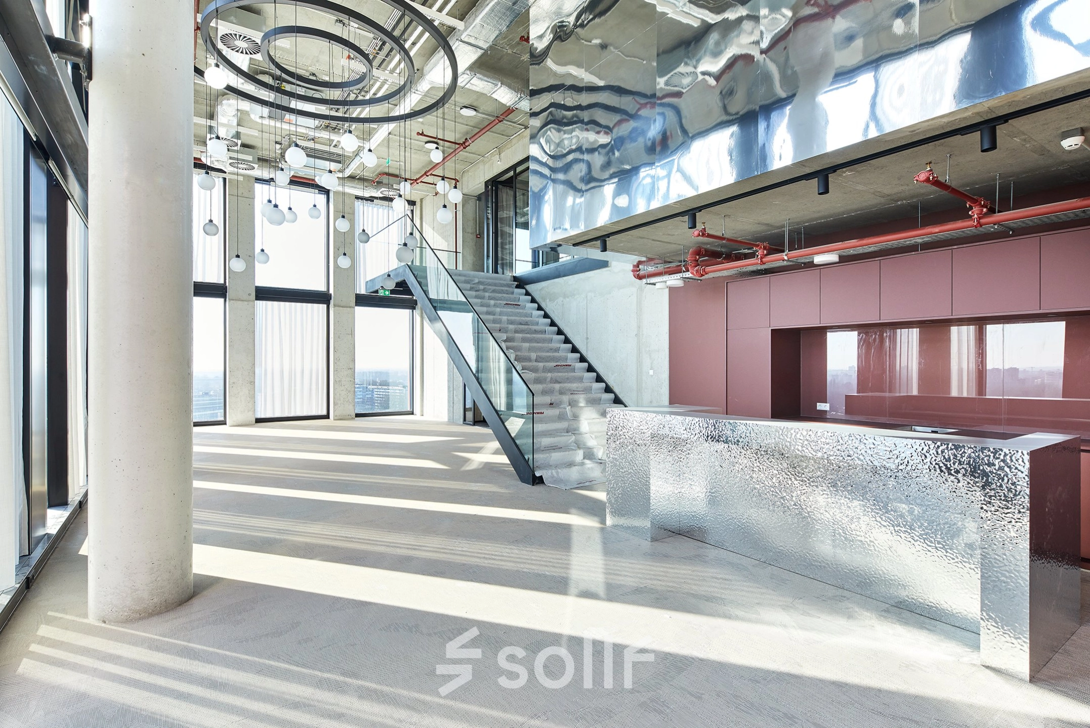 Modern kantoorpand aan H.J.E. Wenckebachweg 230-258 in Amsterdam Amstel Business Park, met glanzende metalen elementen en open ruimte. Perfecte locatie om kantoorruimte te huren.