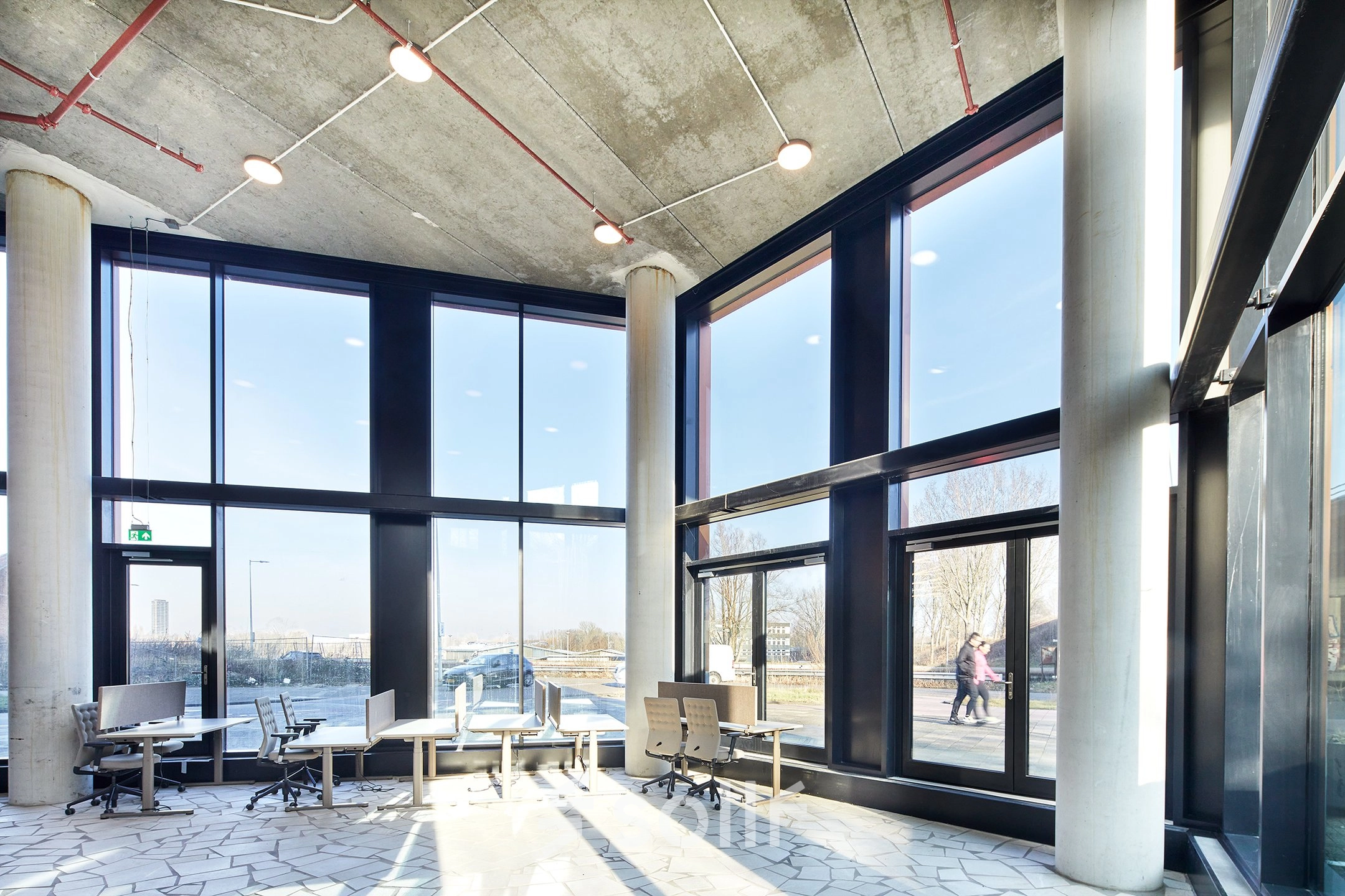 Open, lichte kantoorruimte aan de H.J.E. Wenckebachweg 230-258 in Amsterdam Amstel Business Park met moderne bureaus en grote ramen. Ideaal voor kantoorruimte huren met uitzicht op de buitenomgeving.
