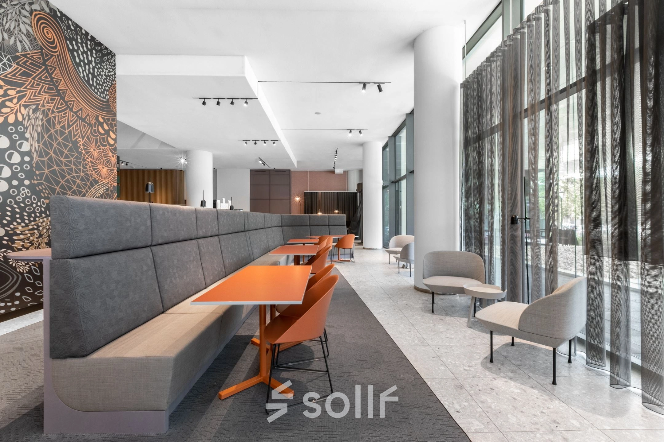 Moderne kantoorruimte met stijlvolle zitjes en tafels in Amstel Business Park, Amsterdam. Ideaal voor huur, met veel daglicht en designaccenten. Gelegen op Trompenburgstraat 2c voor een inspirerende werkomgeving.