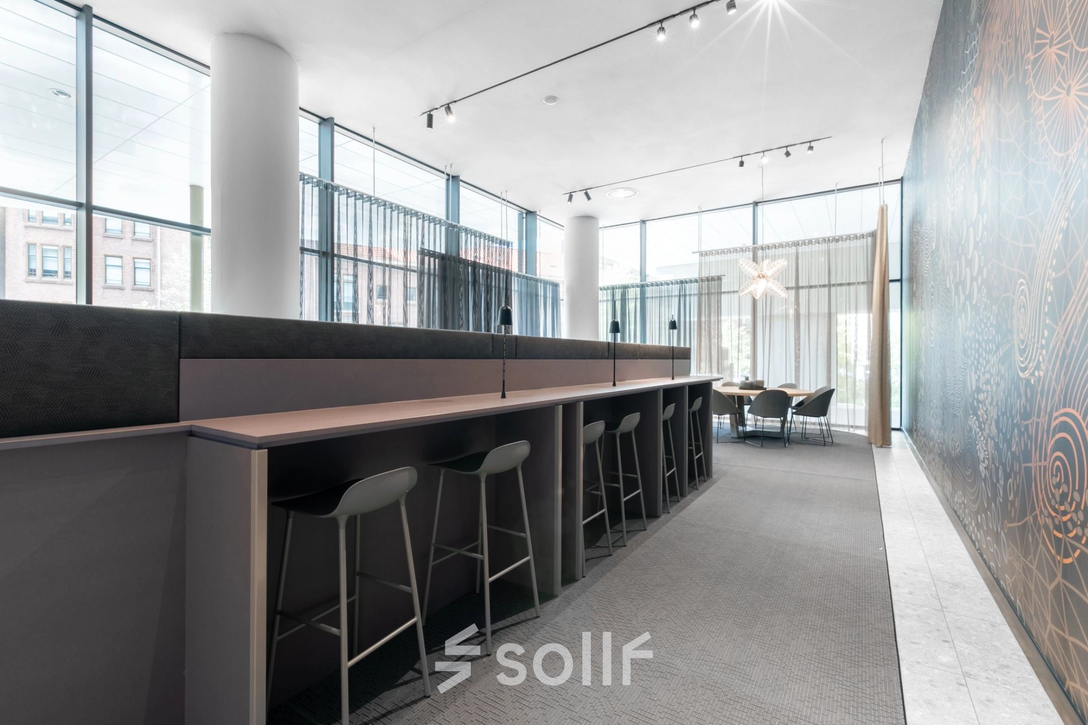 Moderne kantoorruimte huren op Trompenburgstraat 2c, Amsterdam Amstel Business Park, met hoge ramen, stijlvolle zitplekken en vergadertafel, ideaal voor inspirerend samenwerken.