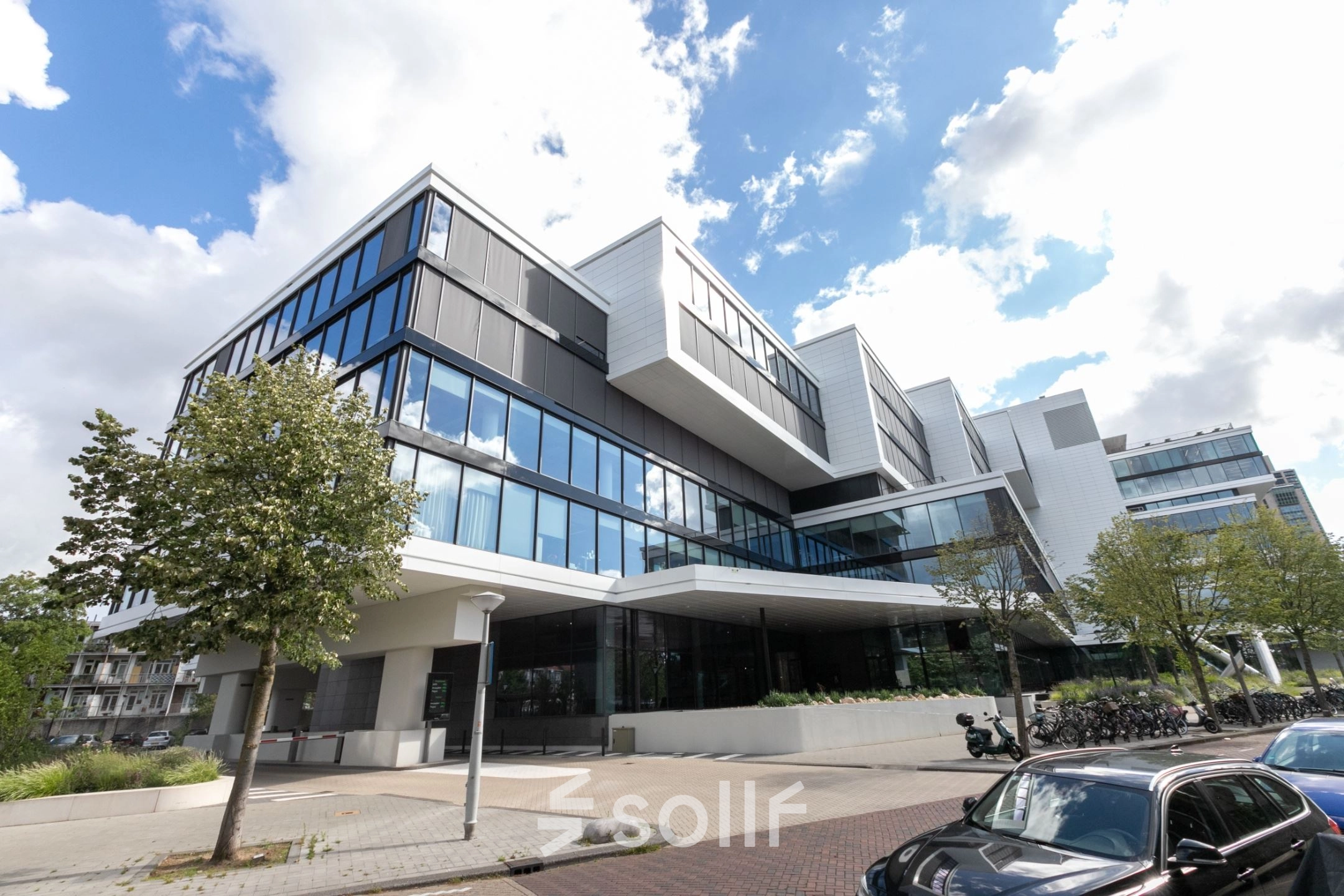 Kantoorpand aan de Trompenburgstraat 2c in Amsterdam Amstel Business Park, met moderne architectuur en grote ramen voor veel natuurlijk licht. Ideaal voor het huren van kantoorruimte in een zakelijke omgeving.