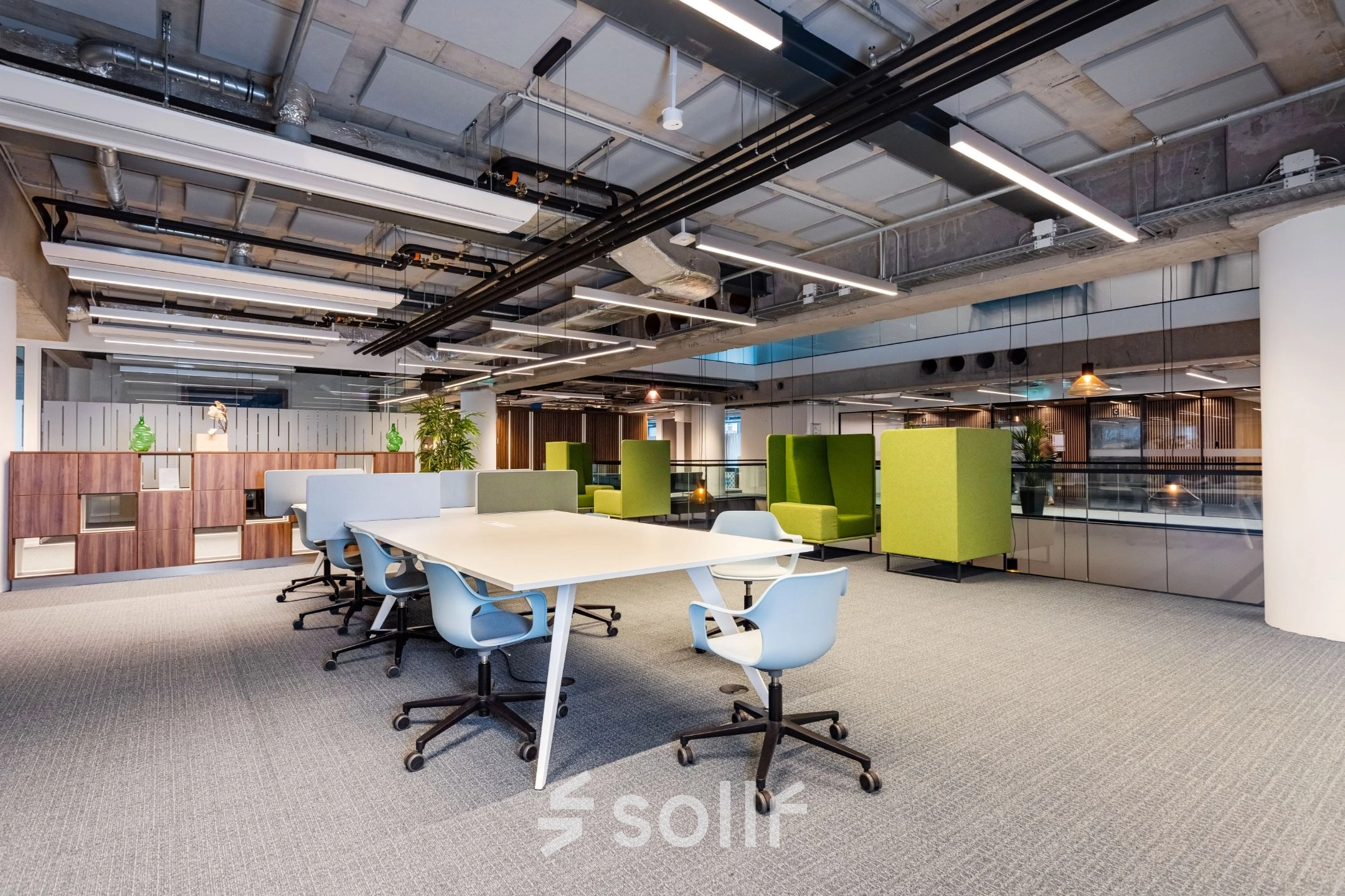 Moderne kantoorruimte huren in Amsterdam Amstel Business Park, Trompenburgstraat 2c. Licht interieur met open werkplekken, groene accenten en uitnodigende zitgelegenheid.
