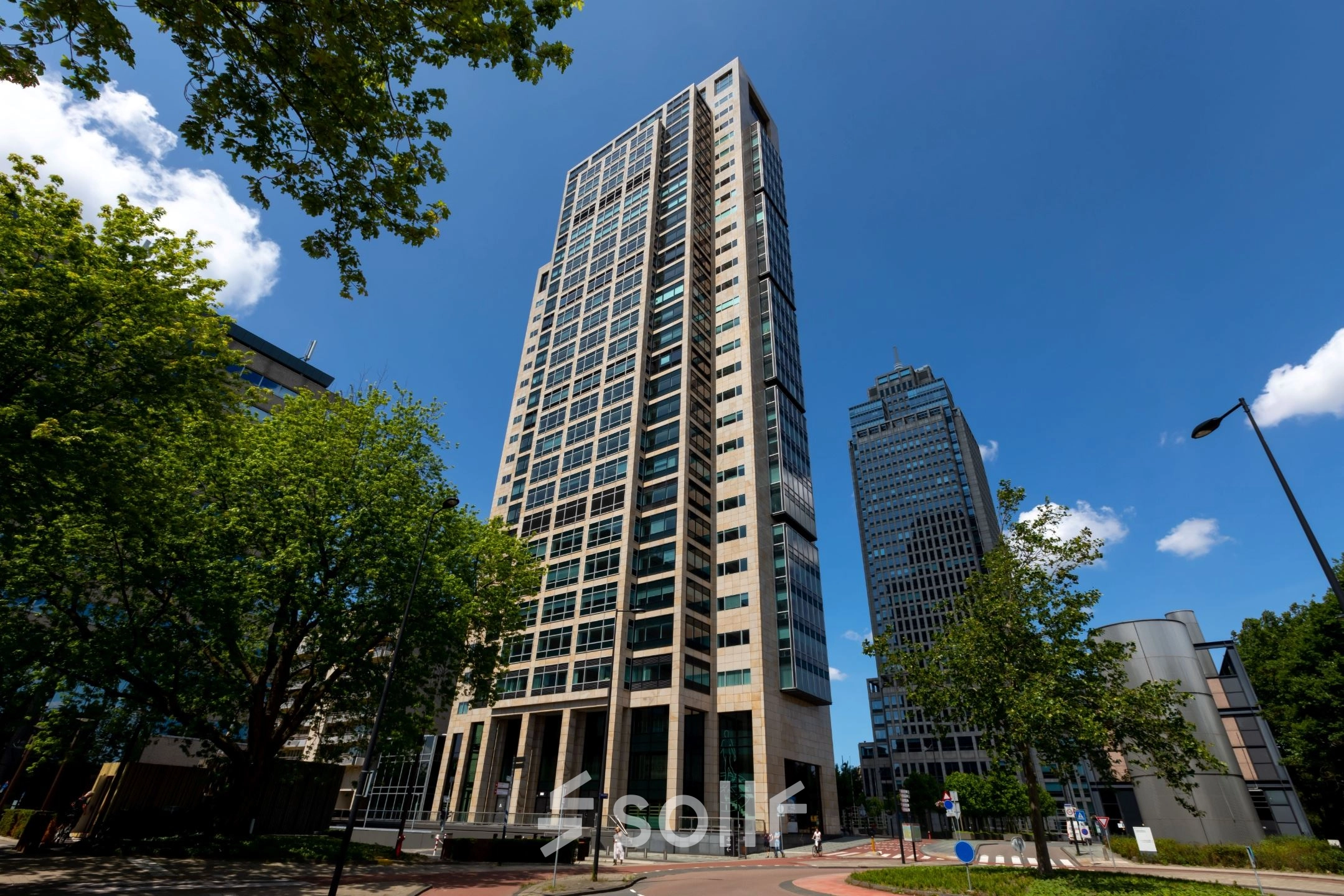 Hoog kantoorpand aan Amstelplein 8 in Amsterdam Amstel, ideaal voor kantoorruimte huren met moderne uitstraling en uitstekende ligging.