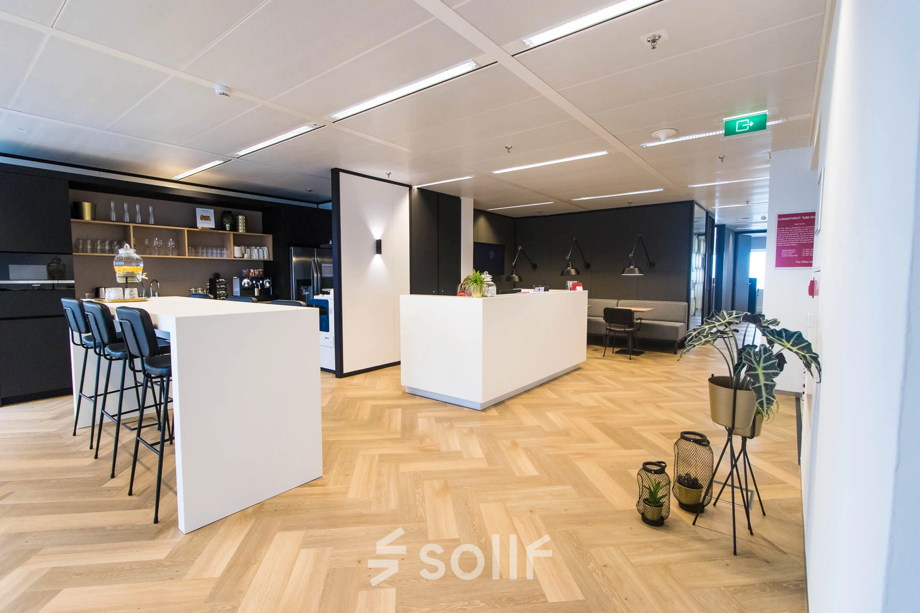 Moderne kantoorruimte op Amstelplein 8 in Amsterdam Amstel met een open vloerplan en luxe inrichting, ideaal voor bedrijven die kantoorruimte willen huren.