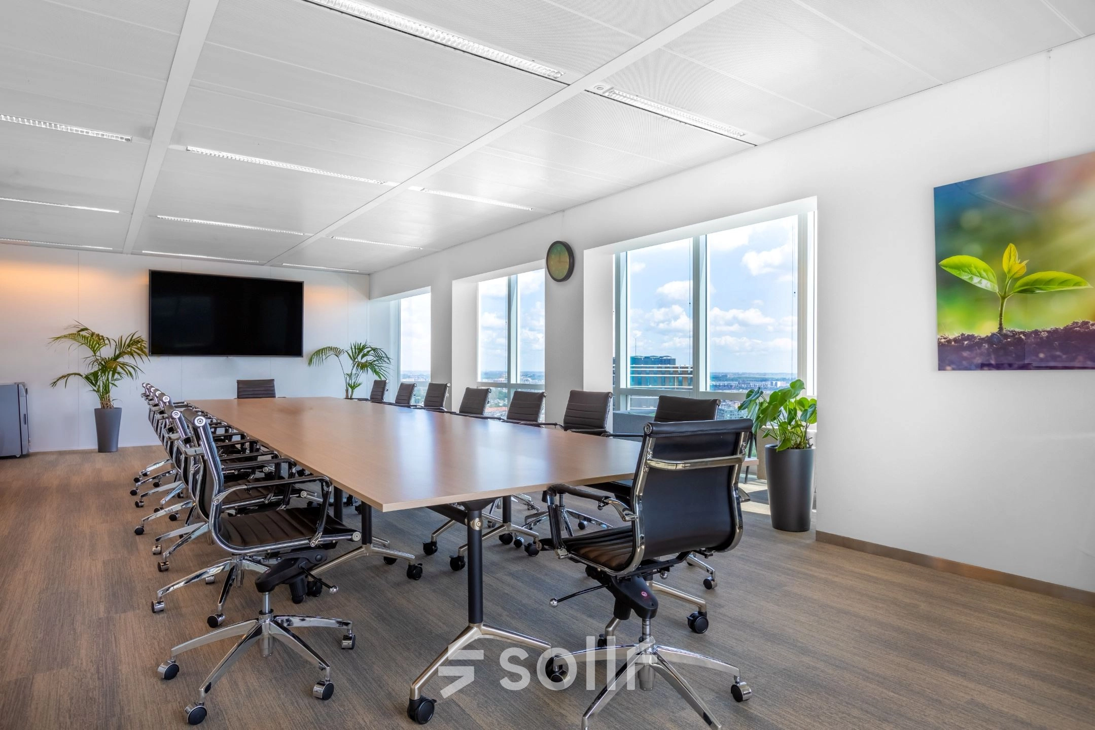 Moderne vergaderruimte in kantoorpand op Amstelplein 8, Amsterdam Amstel, met grote tafel en verstelbare stoelen bij ruime ramen. Ideaal voor kantoorruimte huren.