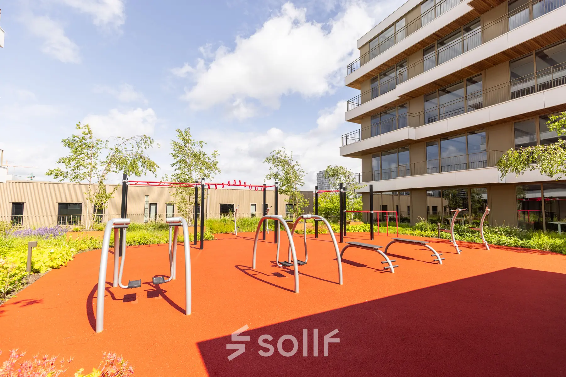 Buitenruimte bij kantoorpand op Willem Fenengastraat 16, Amsterdam Amstel, met moderne fitnessvoorzieningen en groene omlijsting.