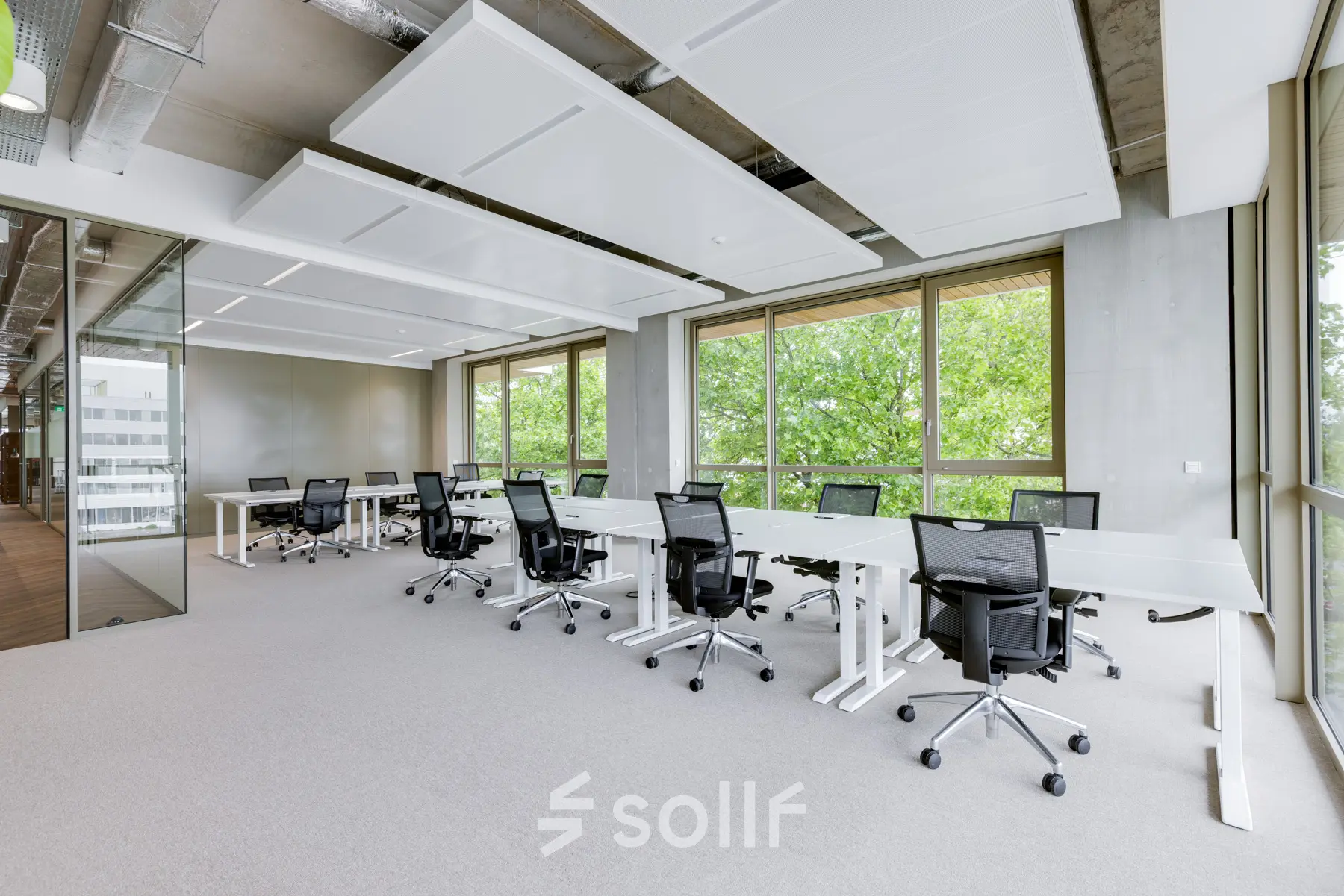 Modern kantoor aan Willem Fenengastraat 16, Amsterdam Amstel met flexibele werkplekken, grote ramen en lichte inrichting, ideaal voor kantoorruimte huren.