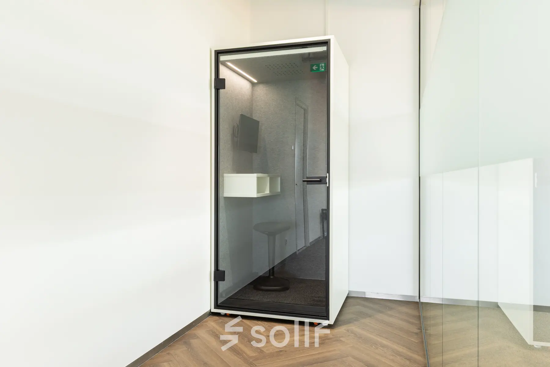 Een stille ruimte in kantoorpand te Amsterdam Amstel, Willem Fenengastraat 16, geschikt voor individueel werken of telefoneren. Perfect voor wanneer je kantoorruimte wilt huren voor geconcentreerd werken.