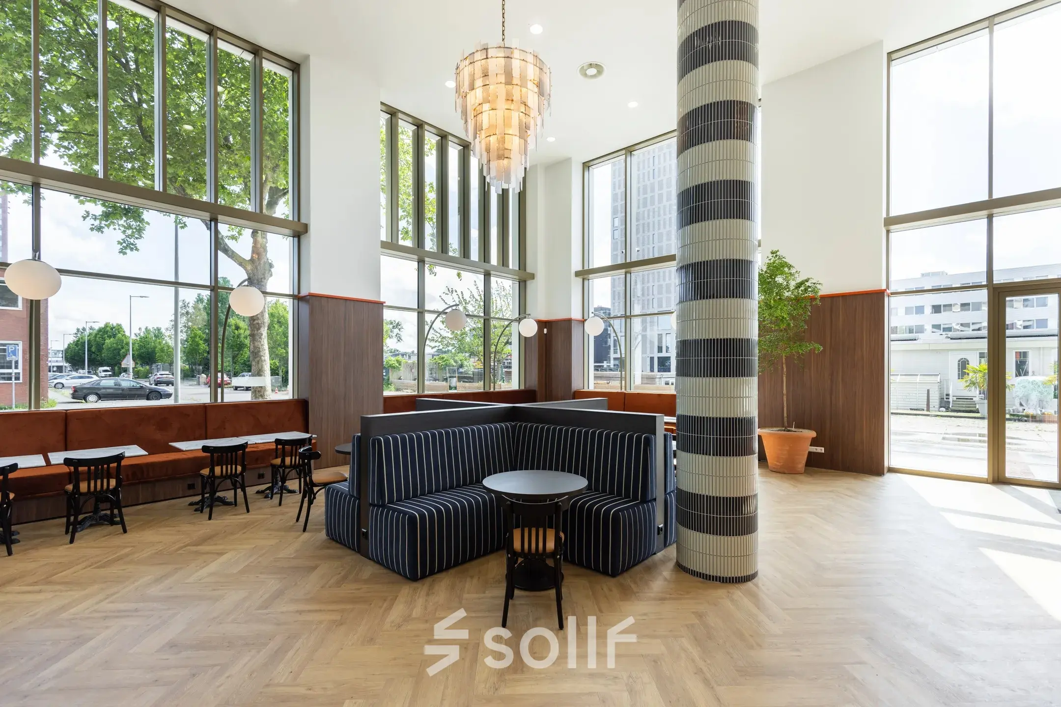 Lichte, ruime kantoorruimte met grote ramen en stijlvolle zithoek op Willem Fenengastraat 16, ideaal voor huur in Amsterdam Amstel.