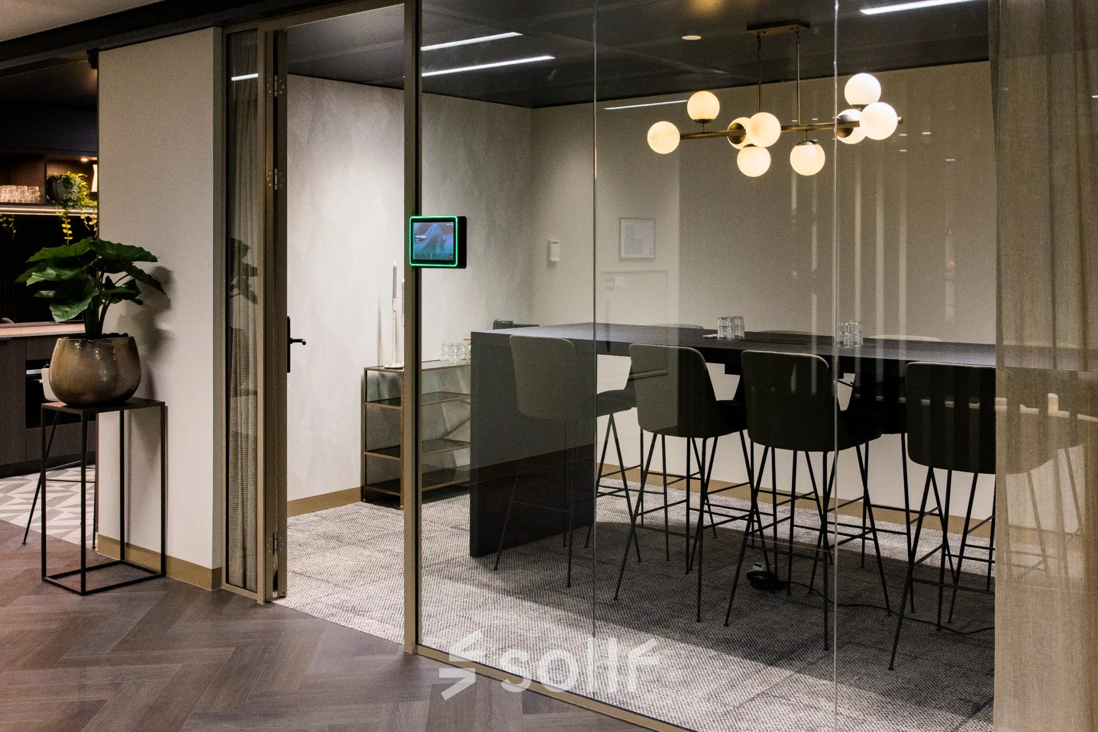 Modern ingerichte vergaderruimte in een kantoorpand op Walborg 2A, Amsterdam Buitenveldert, te huur. Het interieur beschikt over stijlvolle stoelen en een stijlvolle tafel, geschikt voor diverse zakelijke bijeenkomsten.